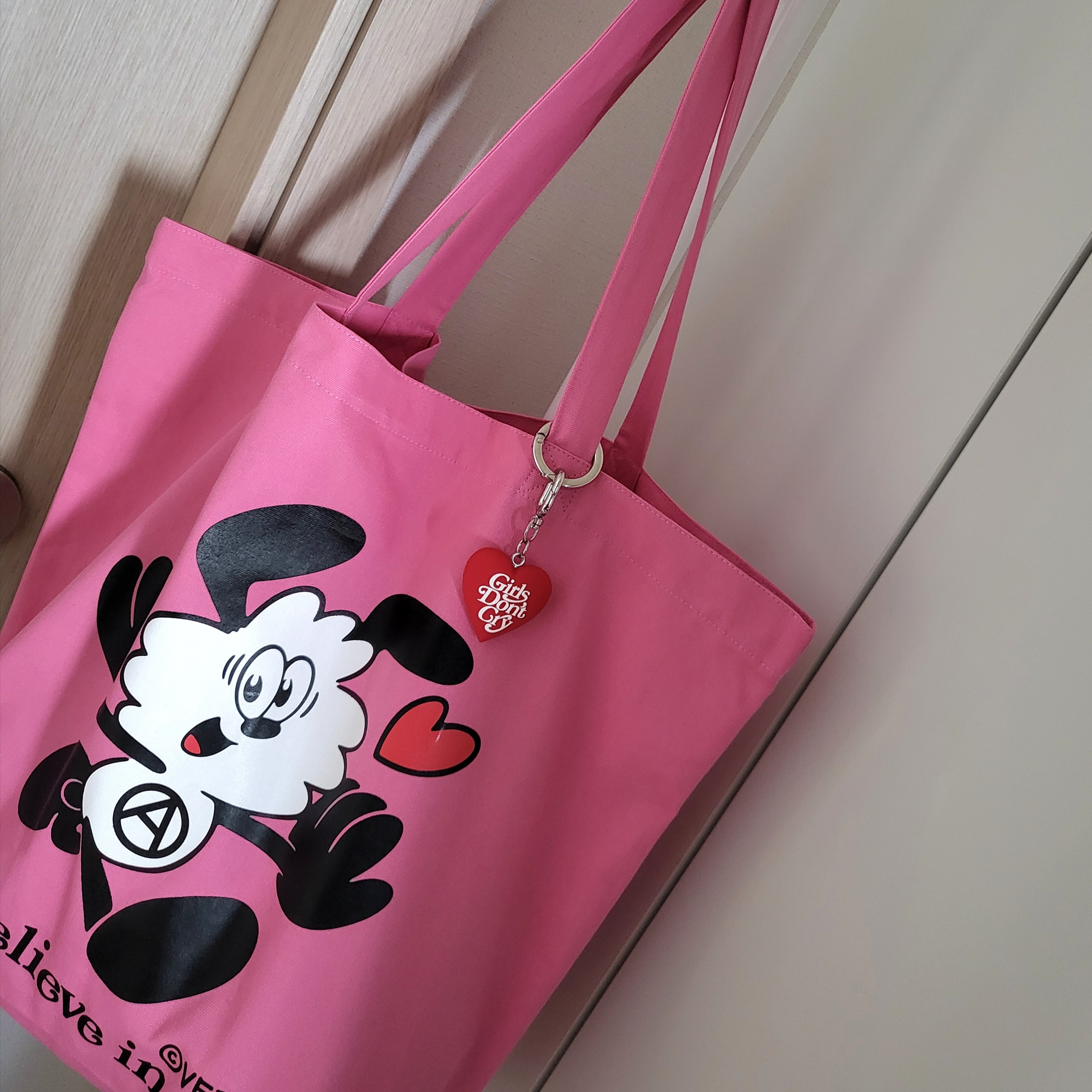 Verdy x Lotte Museum Toet Bag Pink, Verdy x Lotte Museum Girls Don't Cry heart Keyring 착용 스타일 - 2