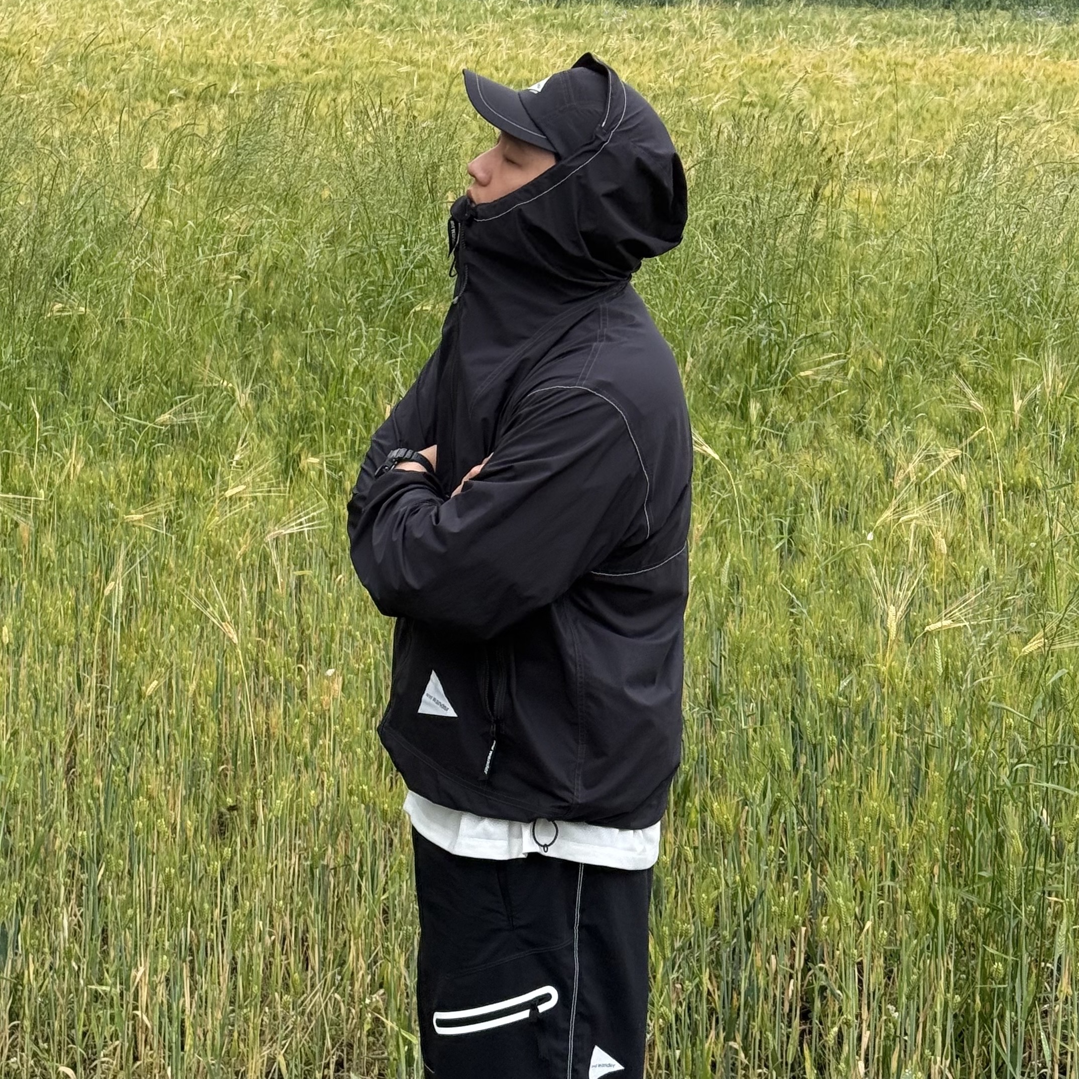 And Wander Pertex Wind Jacket Black, And Wander x Gramicci Patchwork Wind Cap Black 착용 스타일
