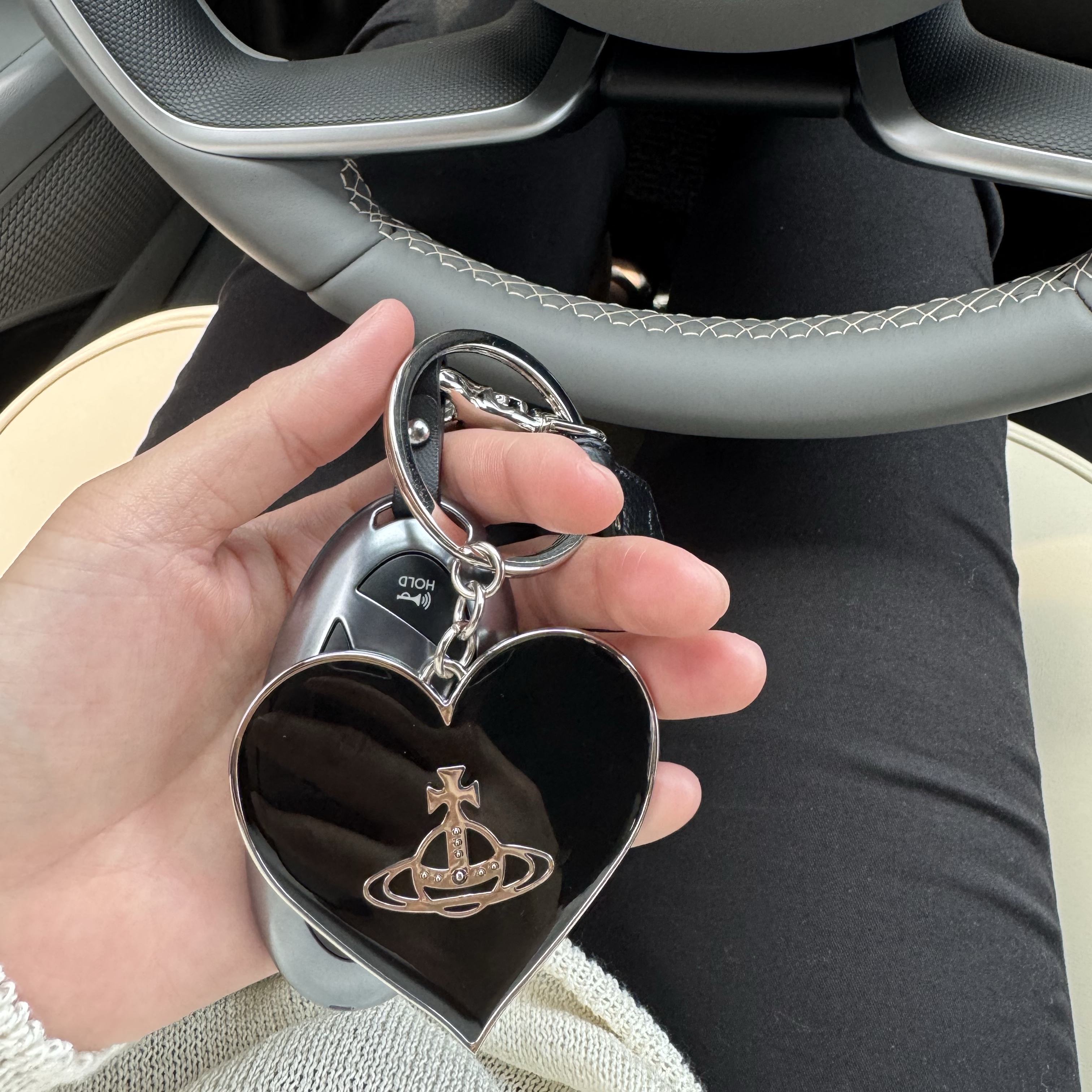 Vivienne Westwood Mirror Heart Orb Keyring Black 착용 스타일