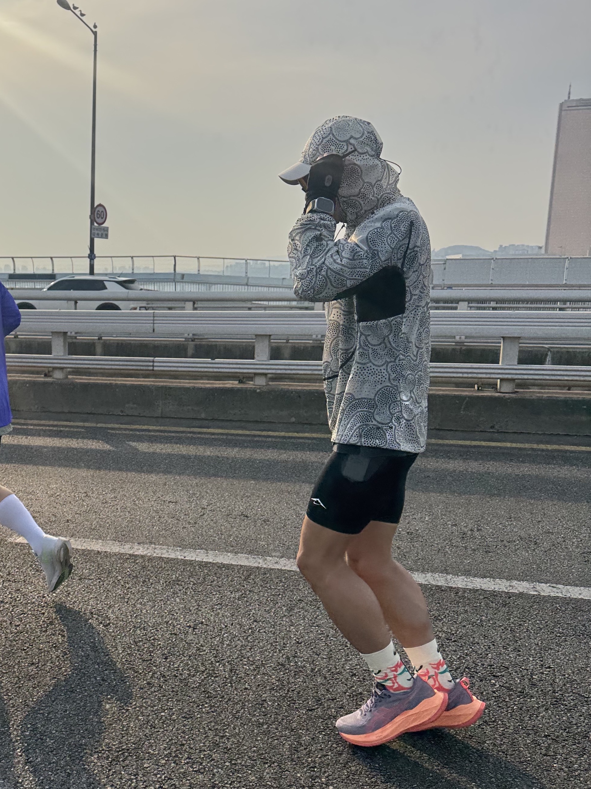 ARC Fingerless Running Gloves Black 착용 스타일 - 1
