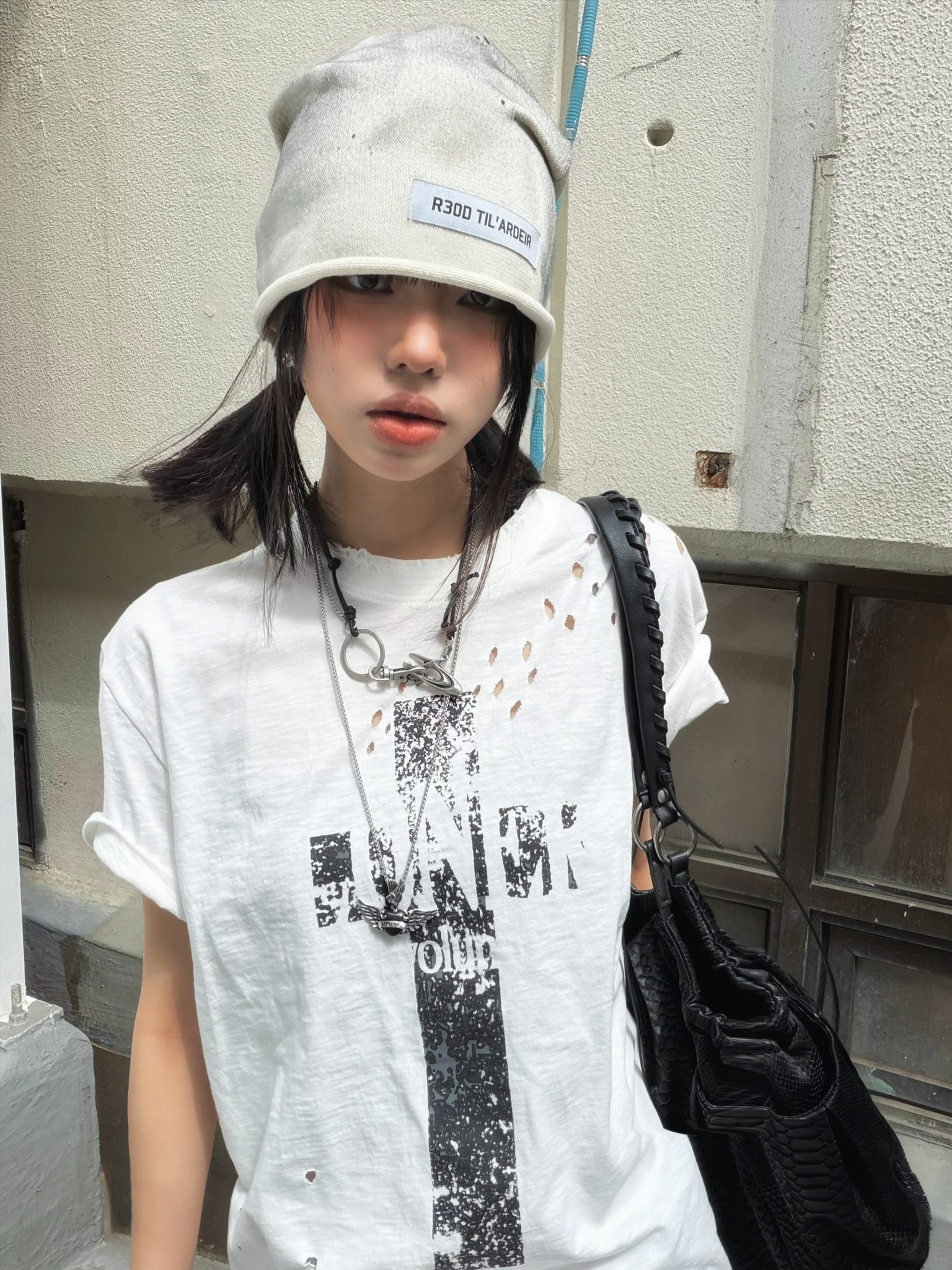 ROARINGRAD Cross Damage Slub T-Shirt White, ROARINGRAD Dirty Knit Beanie Ivory 착용 스타일 - 1