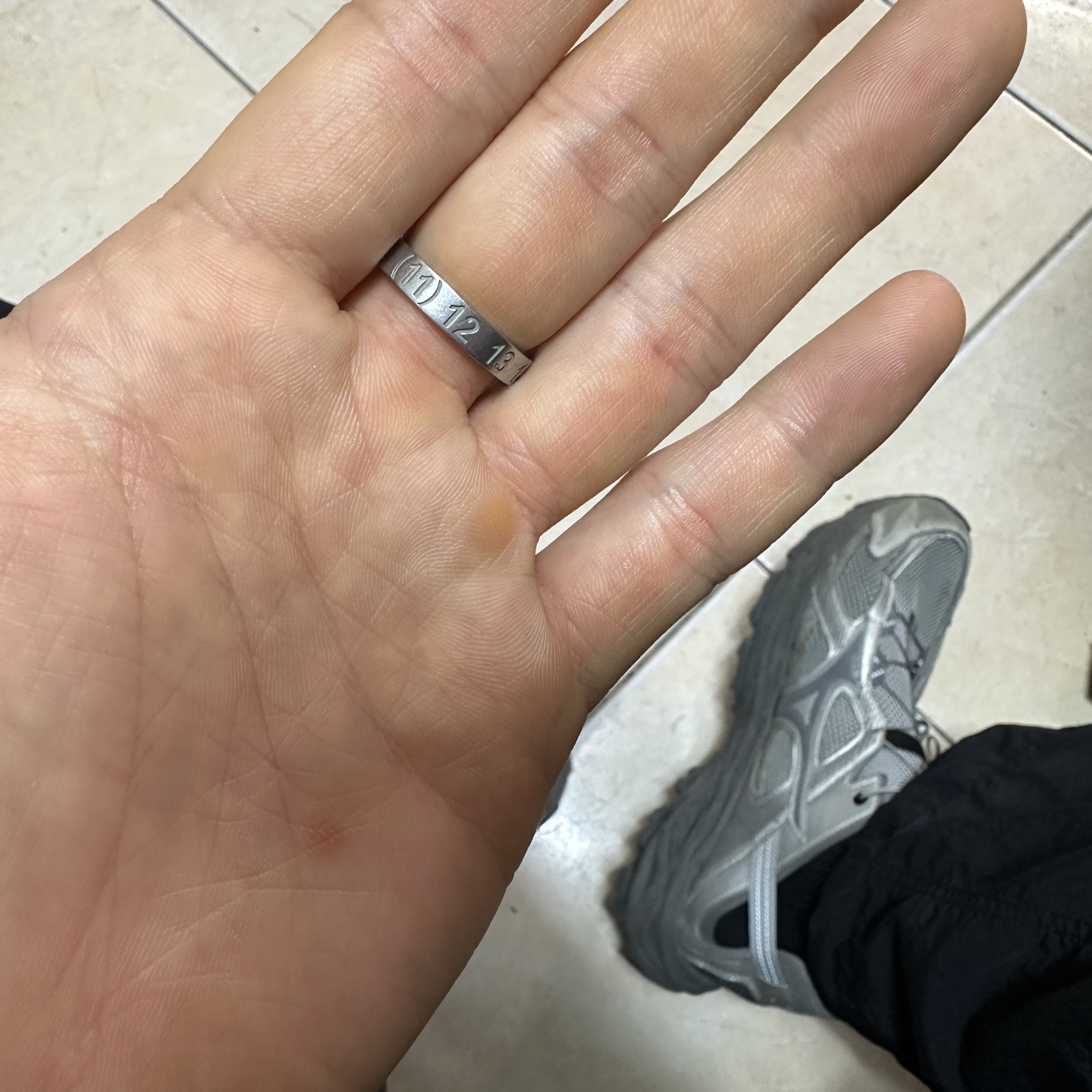 Maison Margiela Numerical Silver Ring Silver, Mizuno Racer Trail SE Silver Grey 착용 스타일