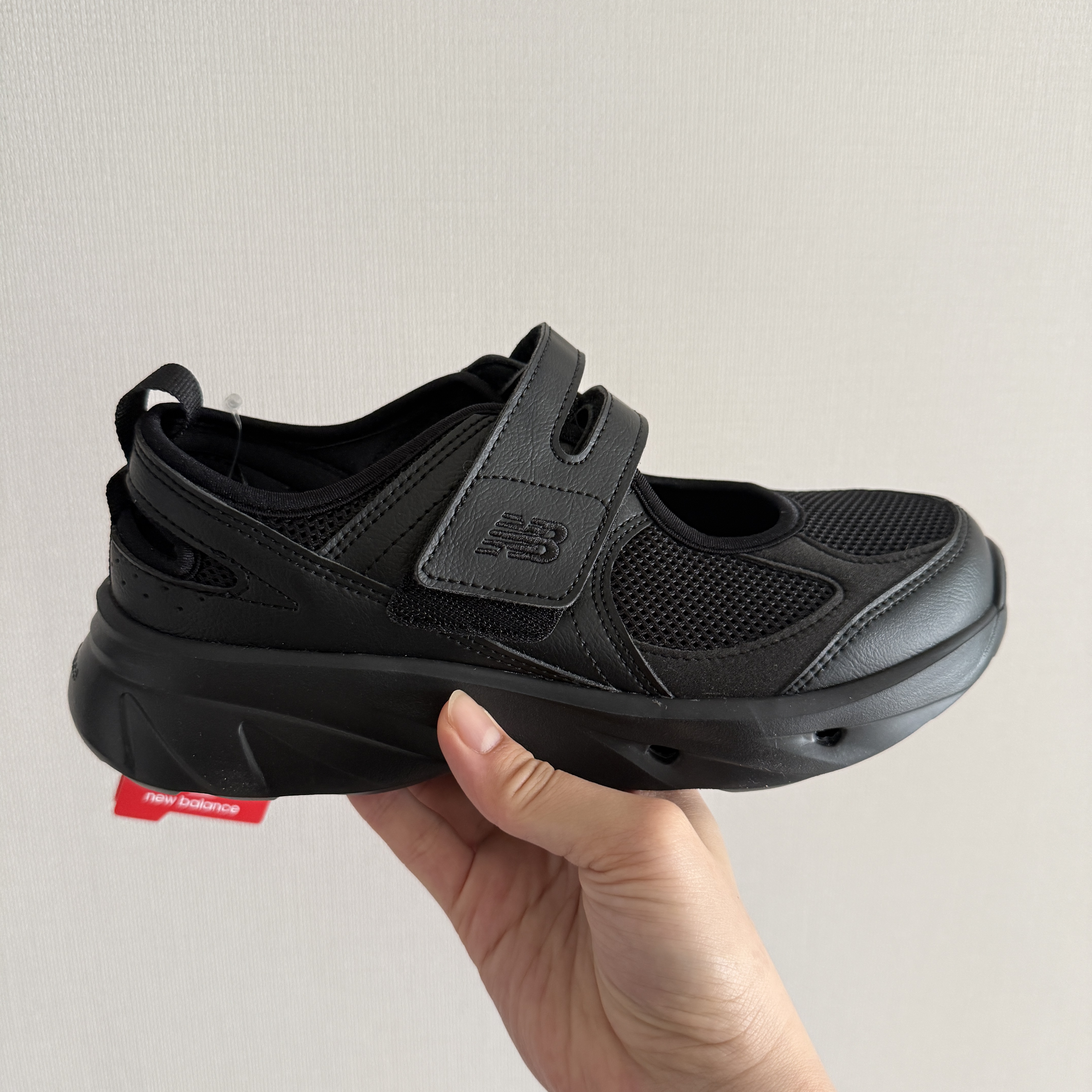 (W) New Balance Breeze SD2202 Triple Black 착용 스타일