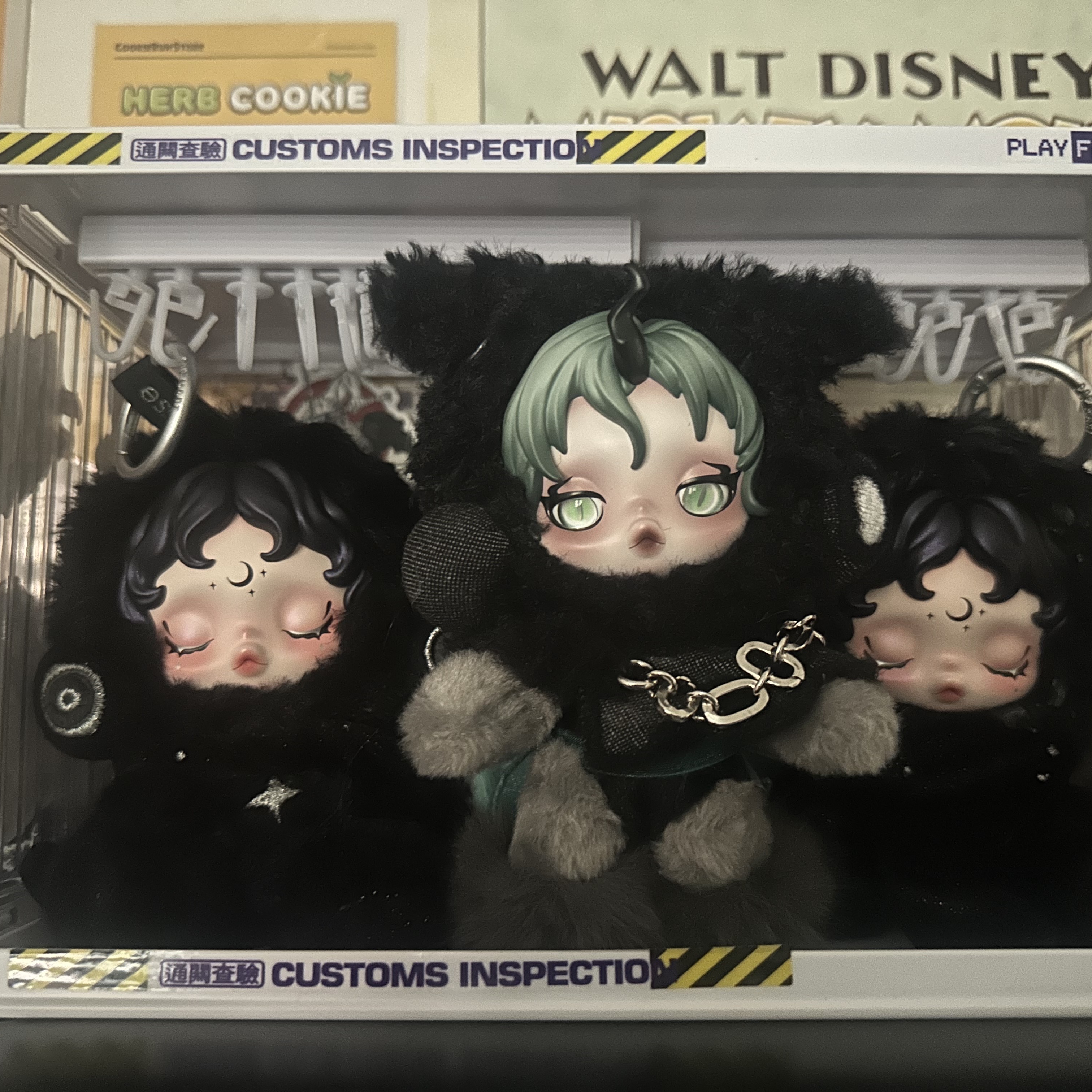Pop Mart Skullpanda x My Little Pony Series Plush Doll Pendant Queen Chrysalis (Opened Case), Pop Mart Skullpanda You Found Me ! Series Plush Doll Pendant Darkness (Opened Case) 착용 스타일 - 1
