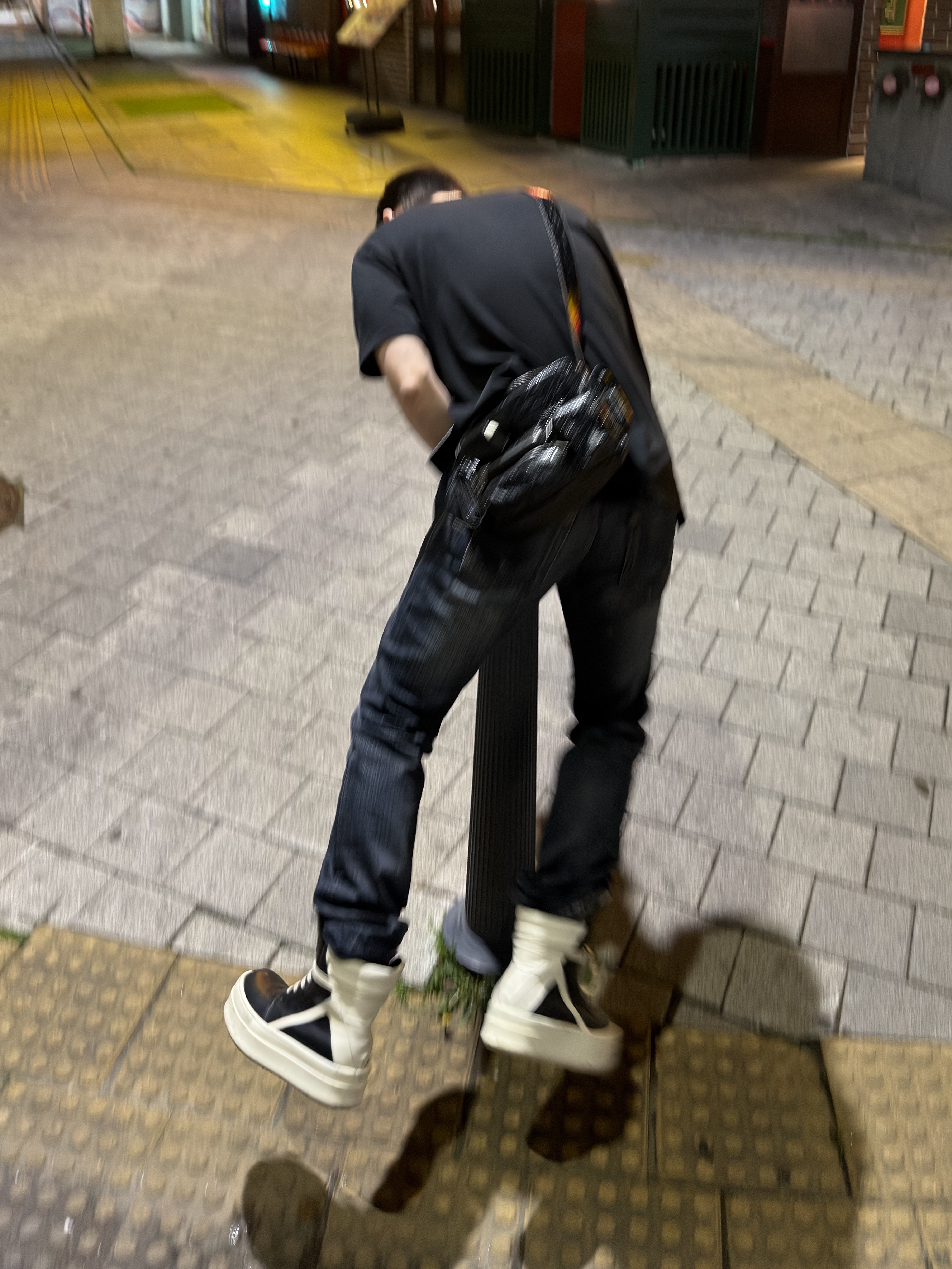 Balenciaga Superbusy Camera Bag Black, Rick Owens Mega Bumper Geobasket Black Milk 착용 스타일