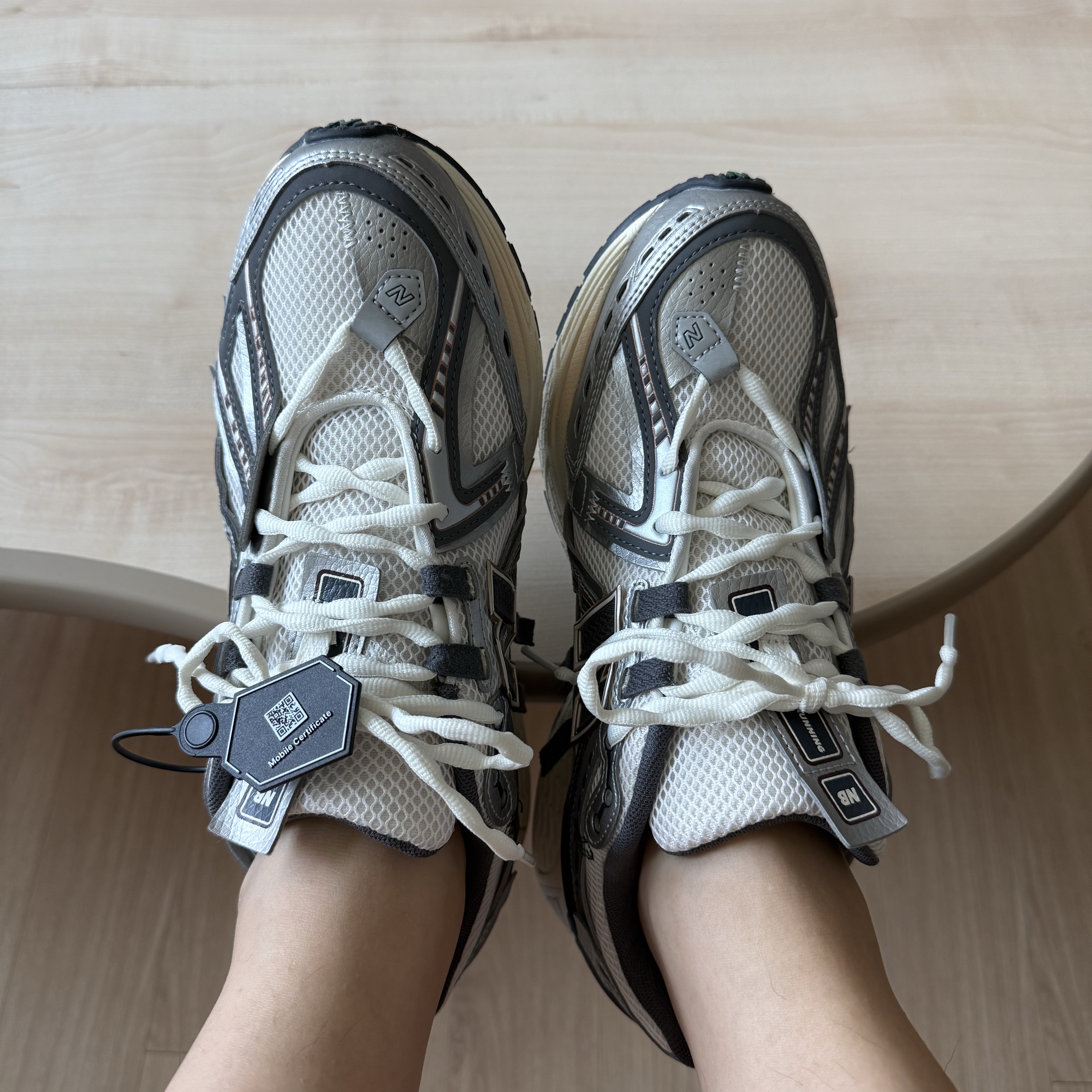New Balance 1906A Silver Metallic Castlerock 착용 스타일