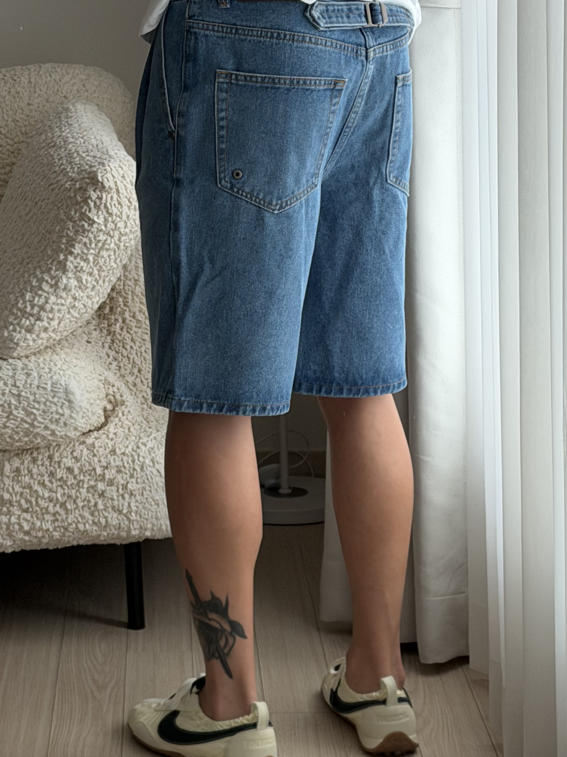 [KREAM 단독][니티드X림박스] Knitted Relaxed Washing Denim Two-Tuck Cinch Back Shorts Washing Blue, [KREAM 단독][니티드X림박스] Knitted Relaxed Washing Denim Two-Tuck Cinch Back Shorts Black 착용 스타일 - 2