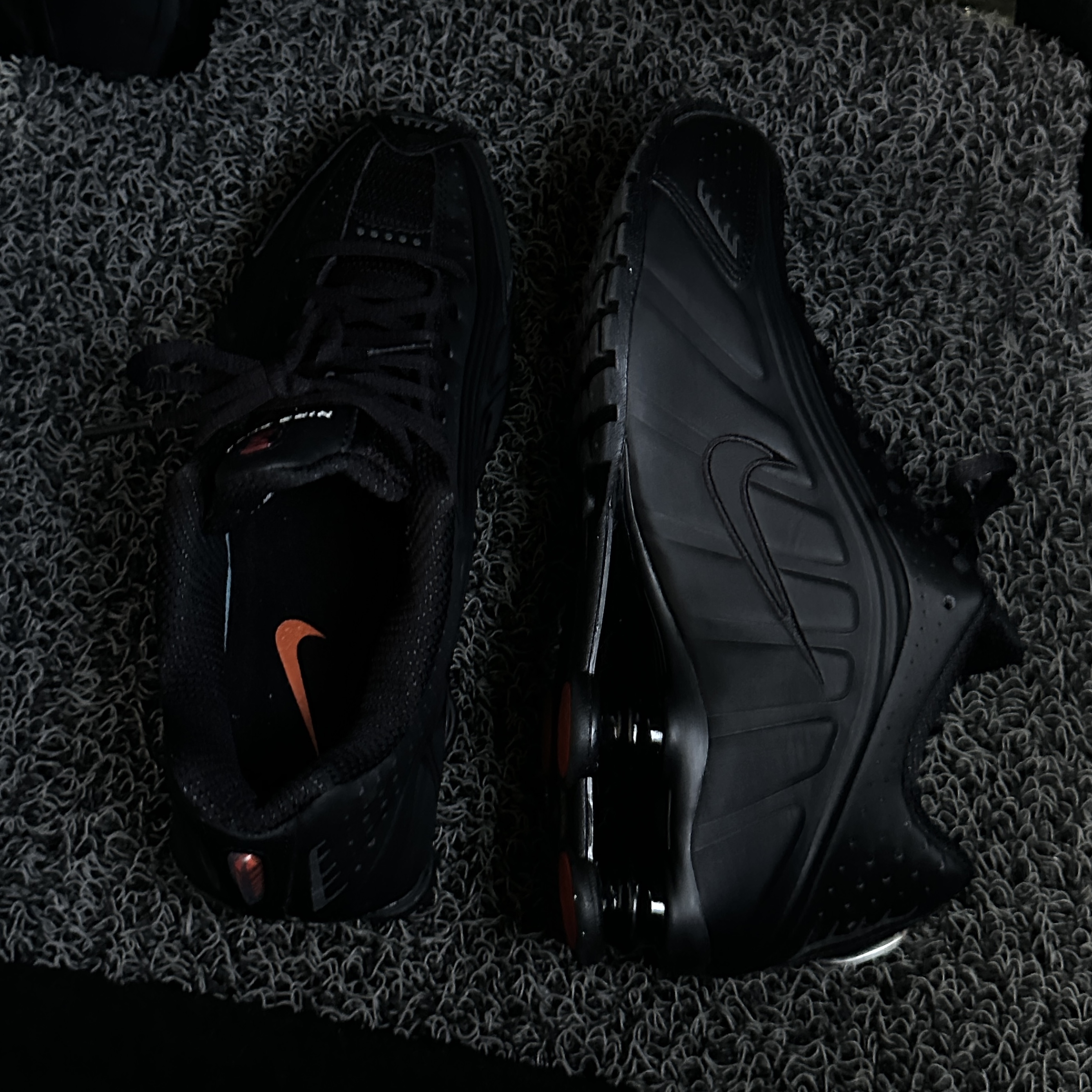 (W) Nike Shox R4 Black 착용 스타일 - 2