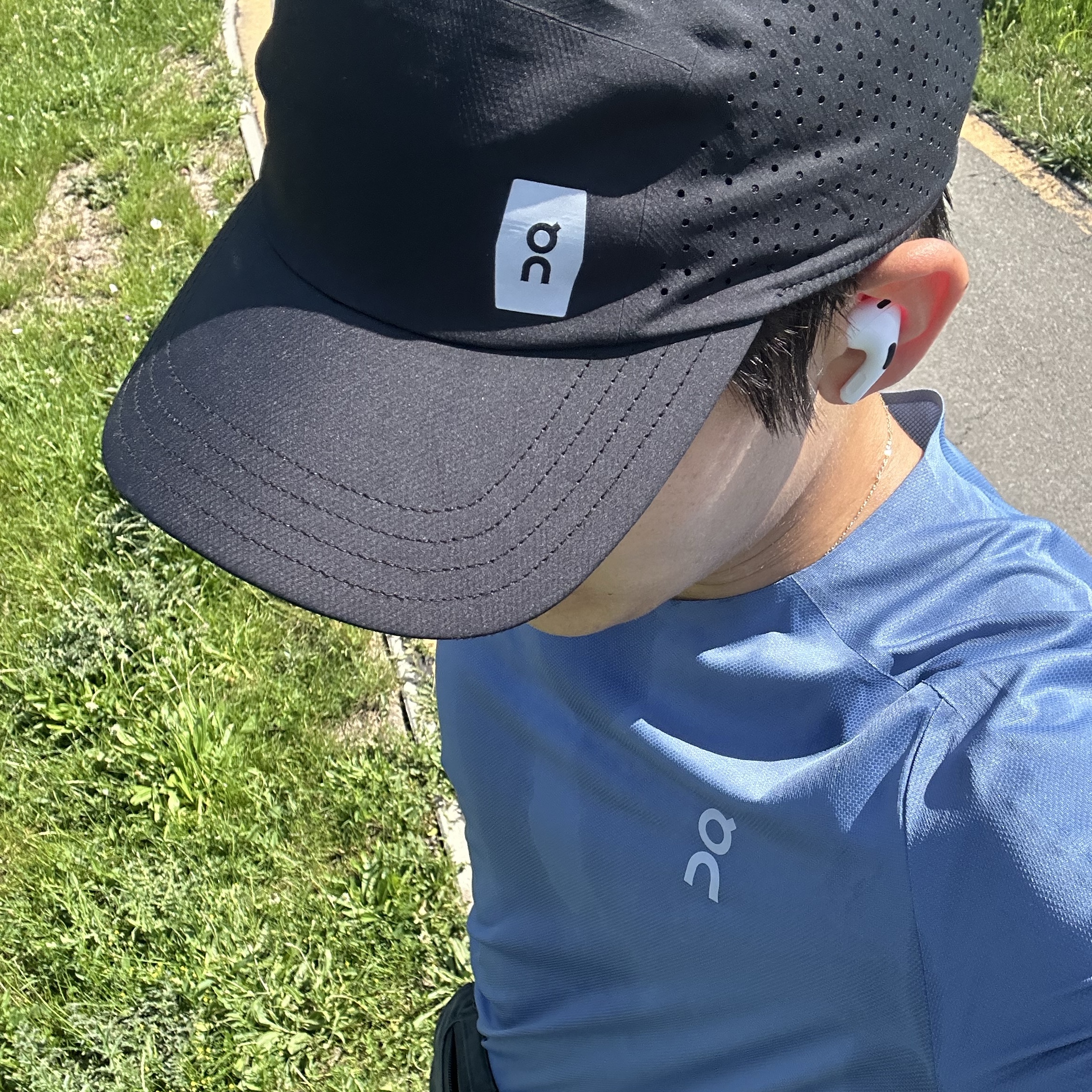 Nike Vomero Plus Speckle Vast Grey and Metallic Silver, On Running Lightweight Cap Black 착용 스타일 - 3