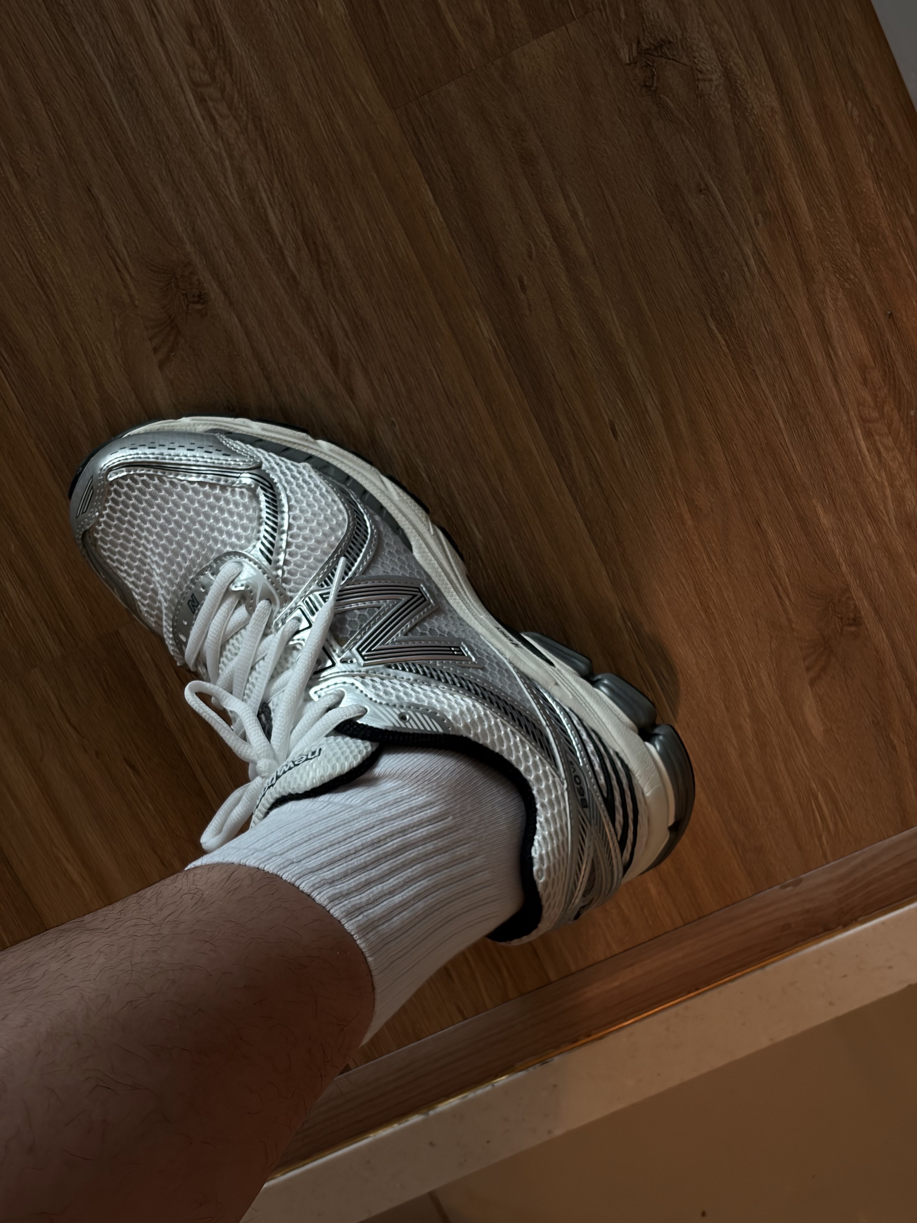 New Balance 860v2 Optic White 착용 스타일