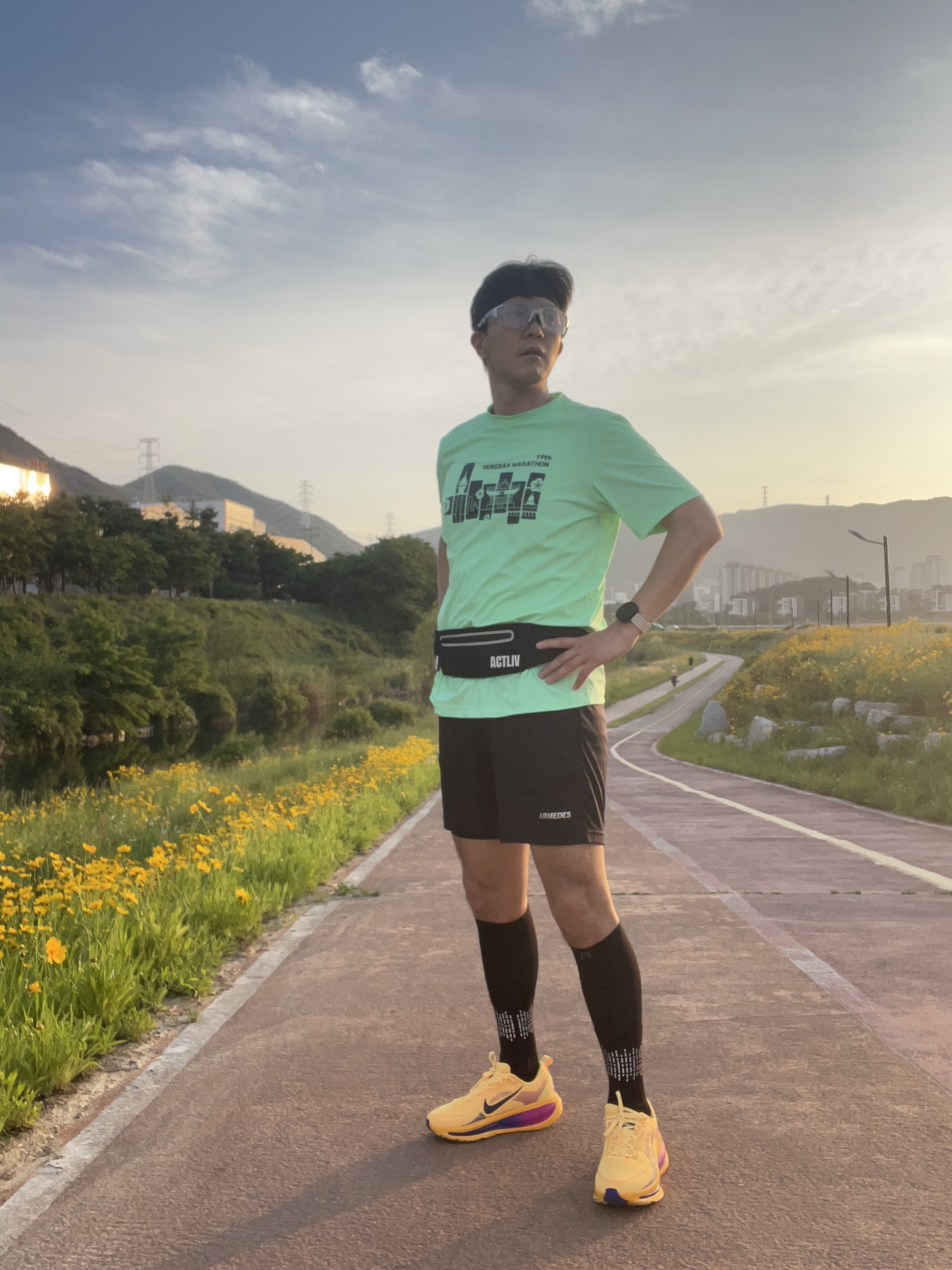 Nike Vomero 18 Orange Chalk Total Orange, New Balance TCS NYC Marathon FuelCell Rebel v5 Grapefruit Grey Matter - D Standard 착용 스타일 - 1