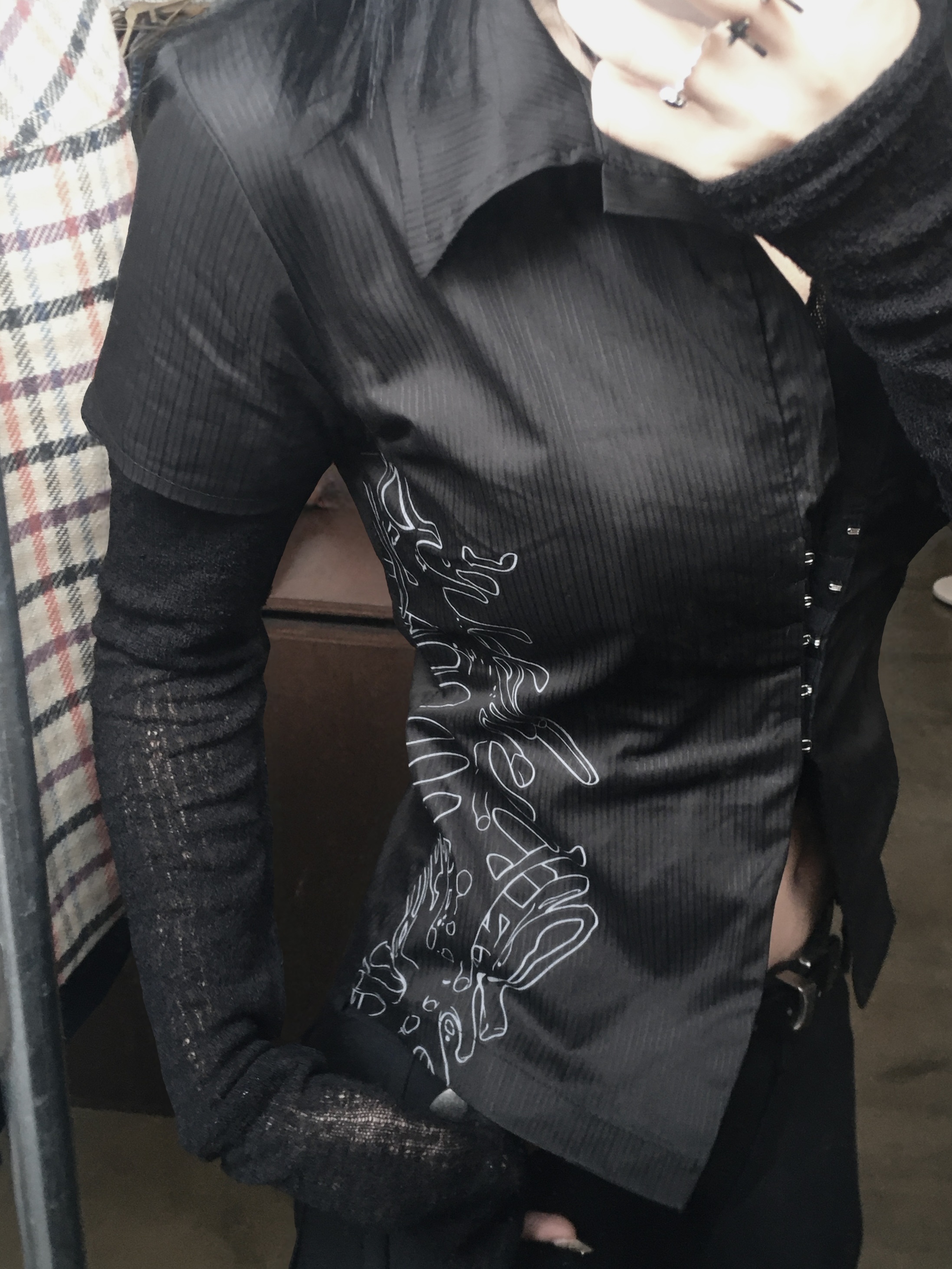 SØAR Born Hook-Slit Shirt Black 착용 스타일 - 3