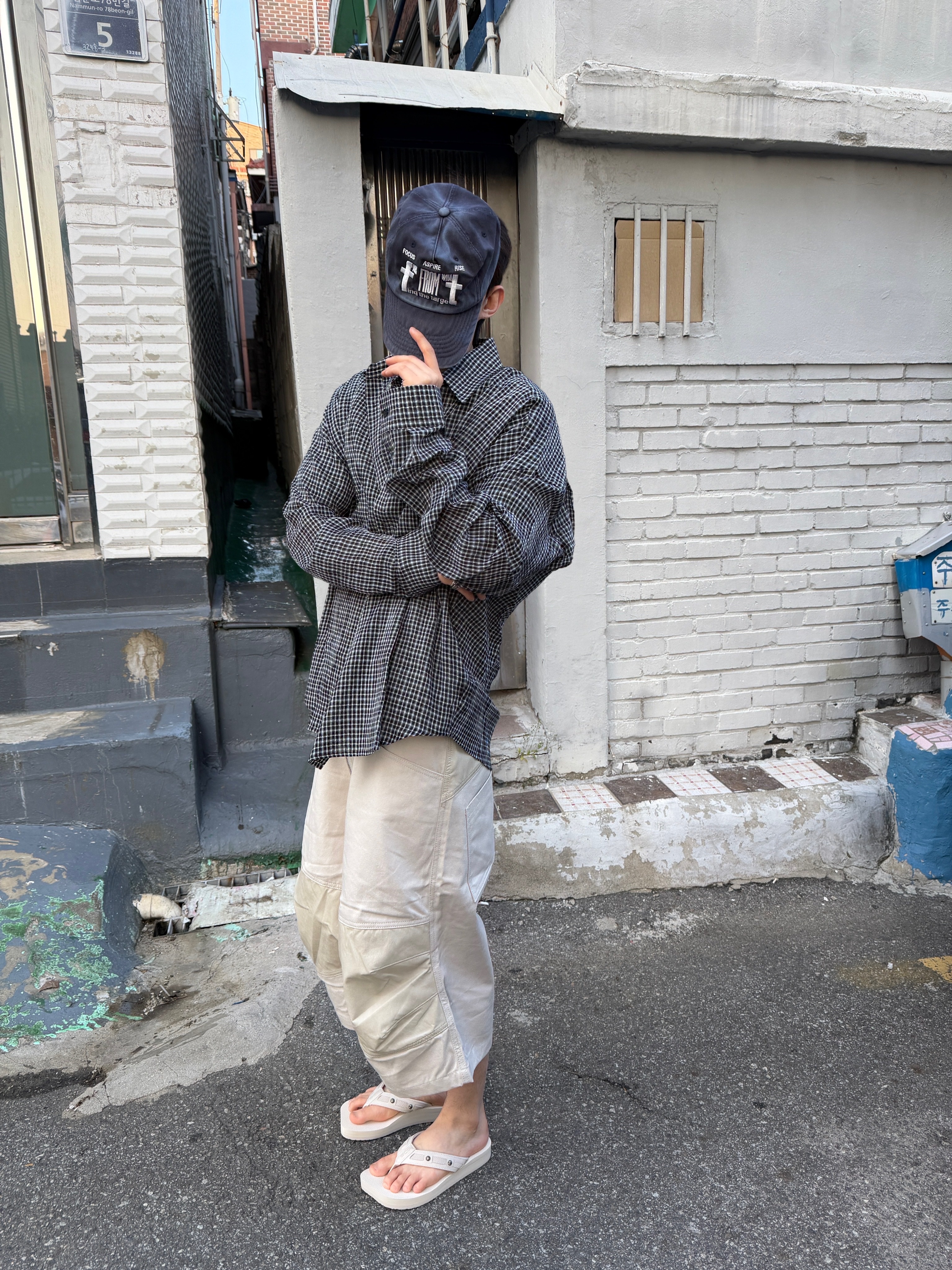 ROARINGRAD Layered Knee Bermuda Pants Beige, Nonnod Flexible Sheer Check Shirt Black 착용 스타일 - 1