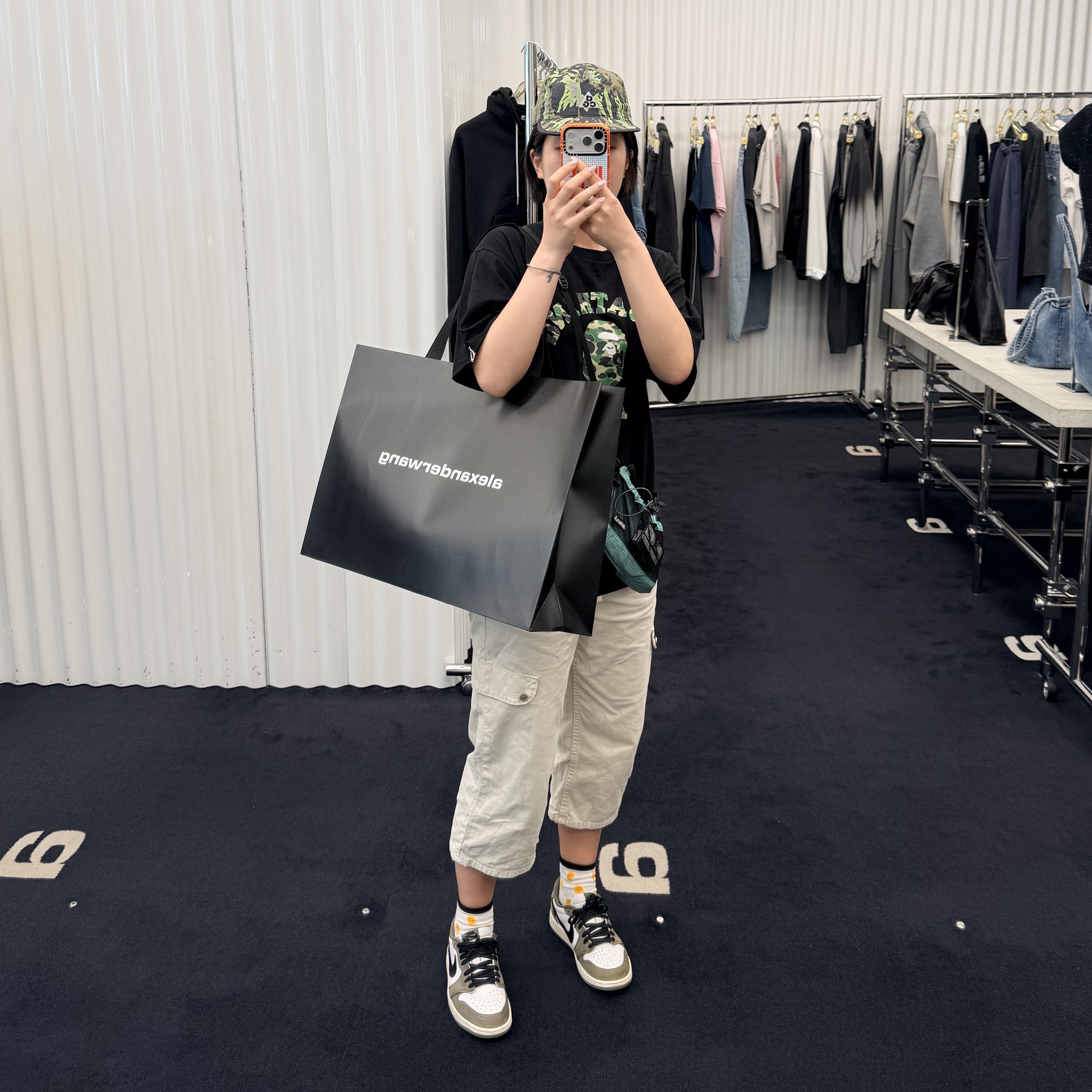 Alexander Wang Ryan Large Tote Bag Grey 착용 스타일 - 4