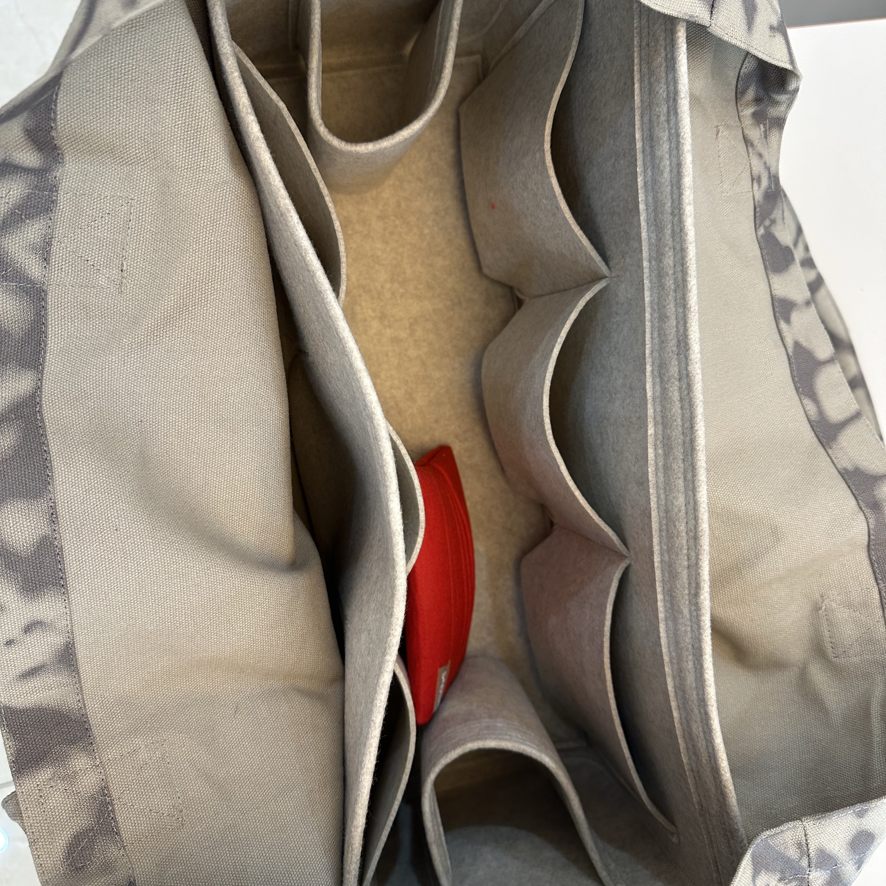 Alo Yoga Iconic Shopper Tote Bag Grey Tiedye 착용 스타일 - 2