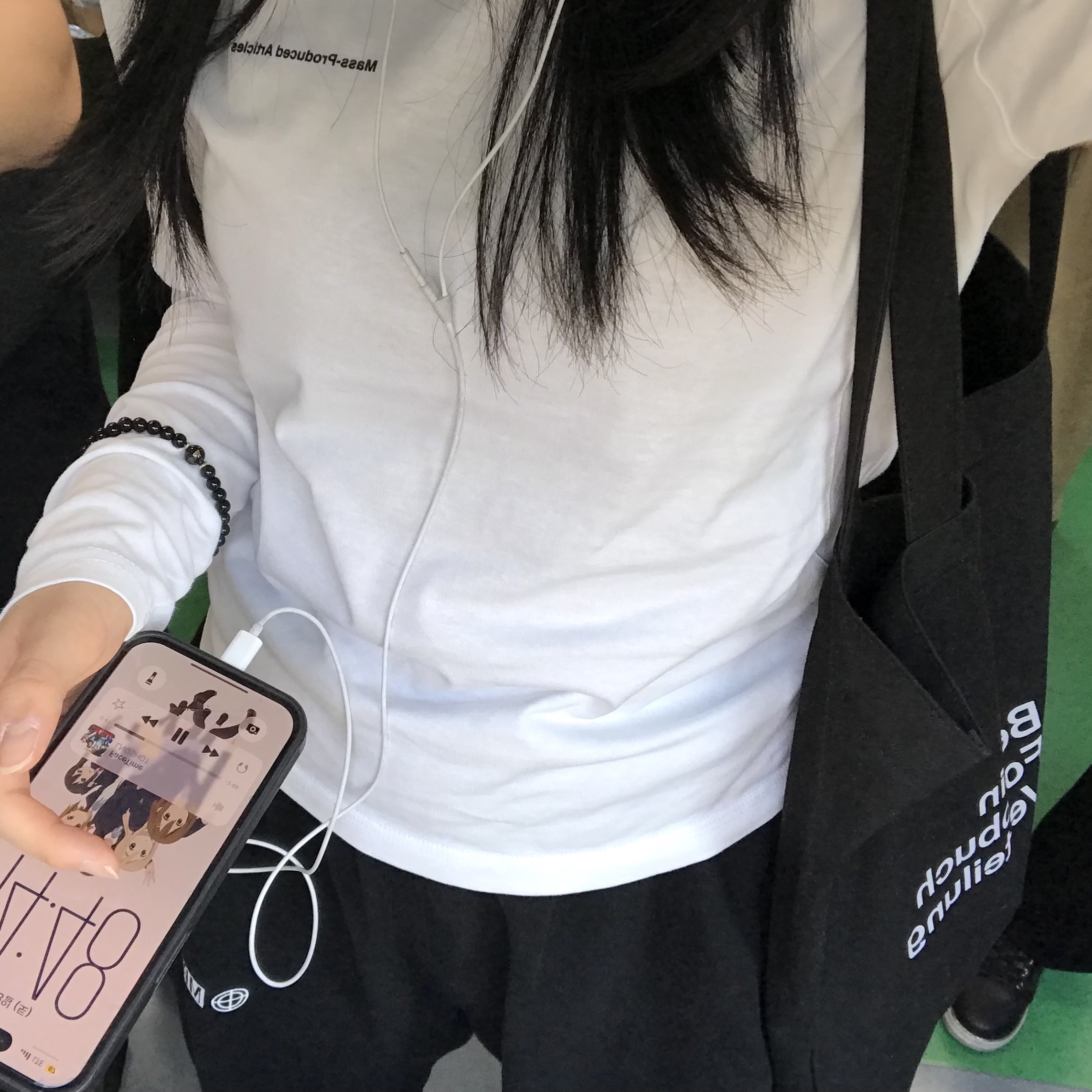 Berlin Photobook Distribution 002 Bag Black 착용 스타일 - 2