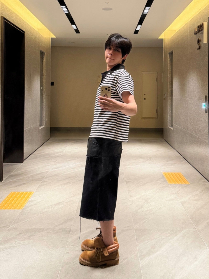 ROARINGRAD Layered Carbon Bermuda Denim Pants Black, ROARINGRAD Striped Polo T-shirt Black 착용 스타일