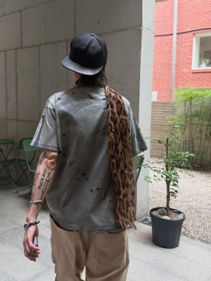 ROARINGRAD Washed Distressed T-Shirt Gray 착용 스타일 - 2
