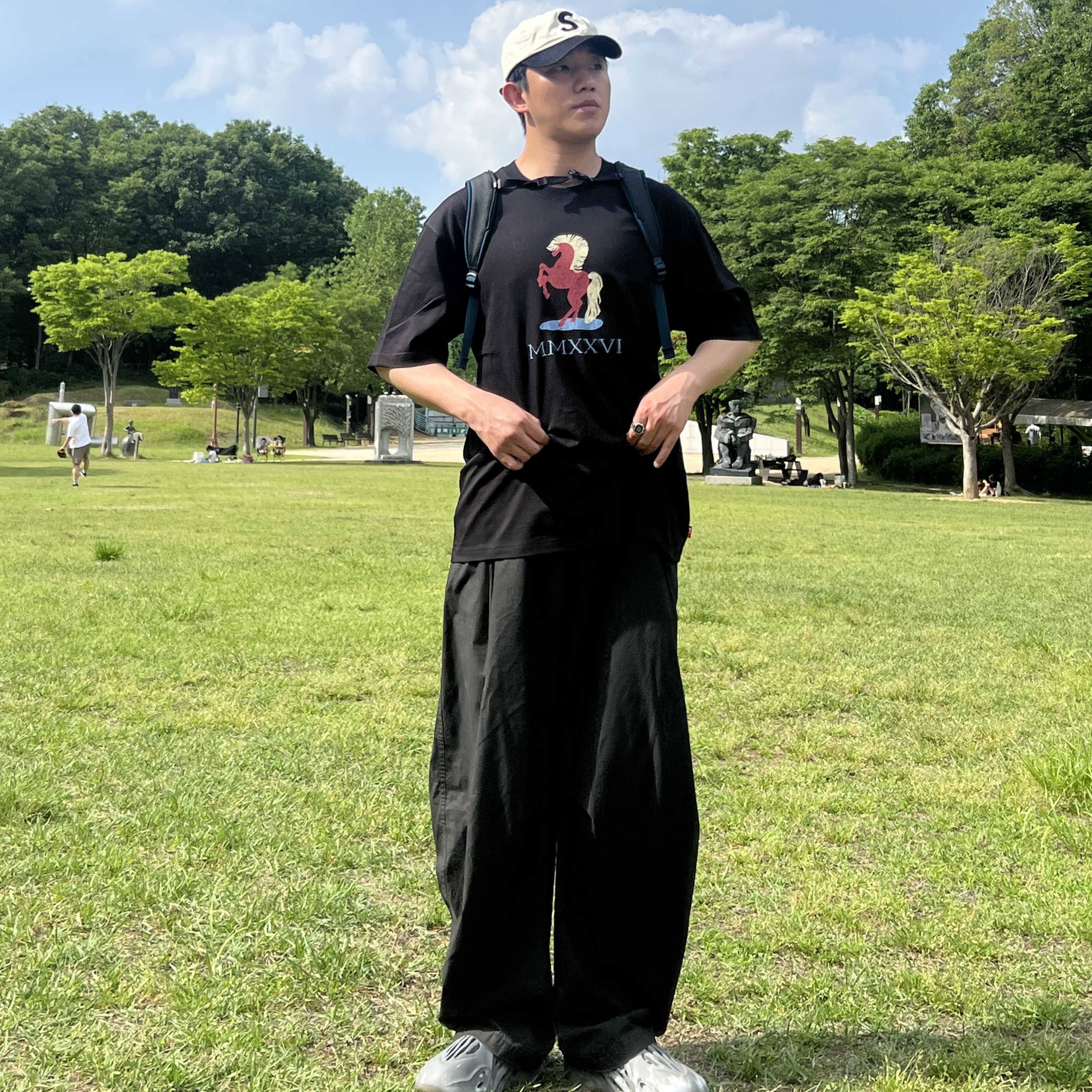 IAB Studio Red Horse T-Shirt Black, Supreme 2-Tone S Logo 6-Panel Stone - 24SS 착용 스타일 - 4