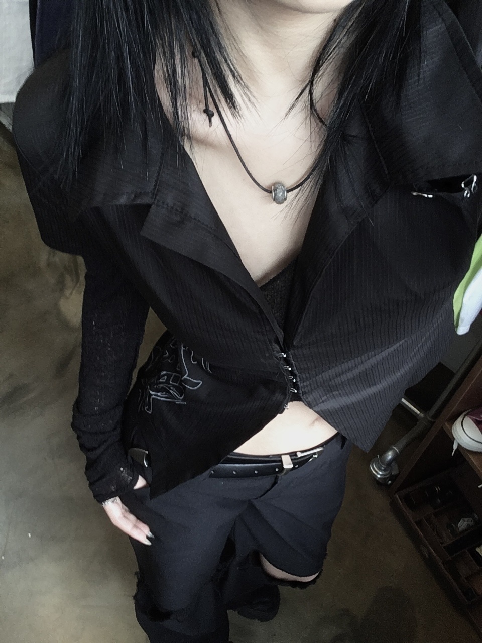 SØAR Born Hook-Slit Shirt Black 착용 스타일 - 2