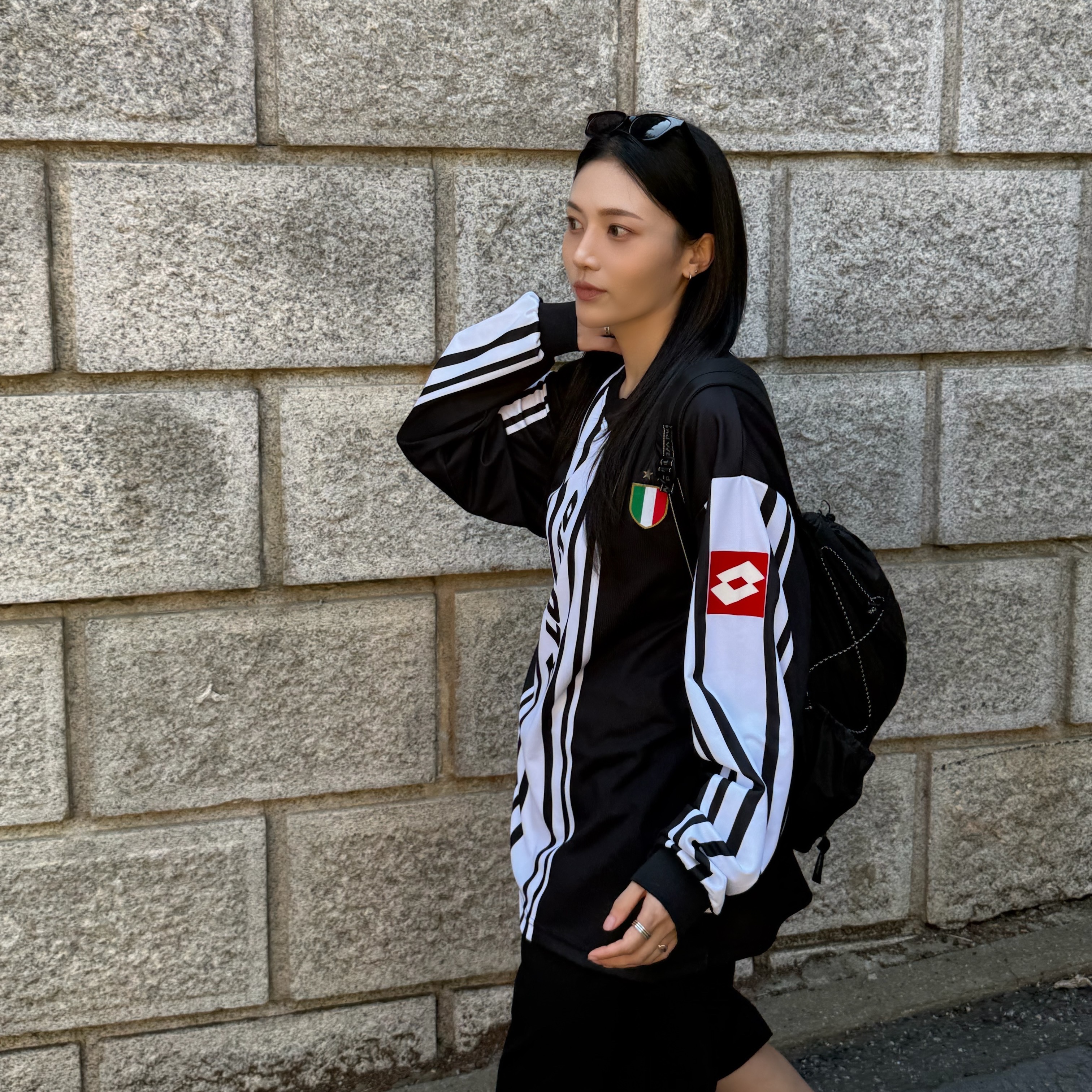 And Wander Sil Daypack Charcoal 착용 스타일 - 2