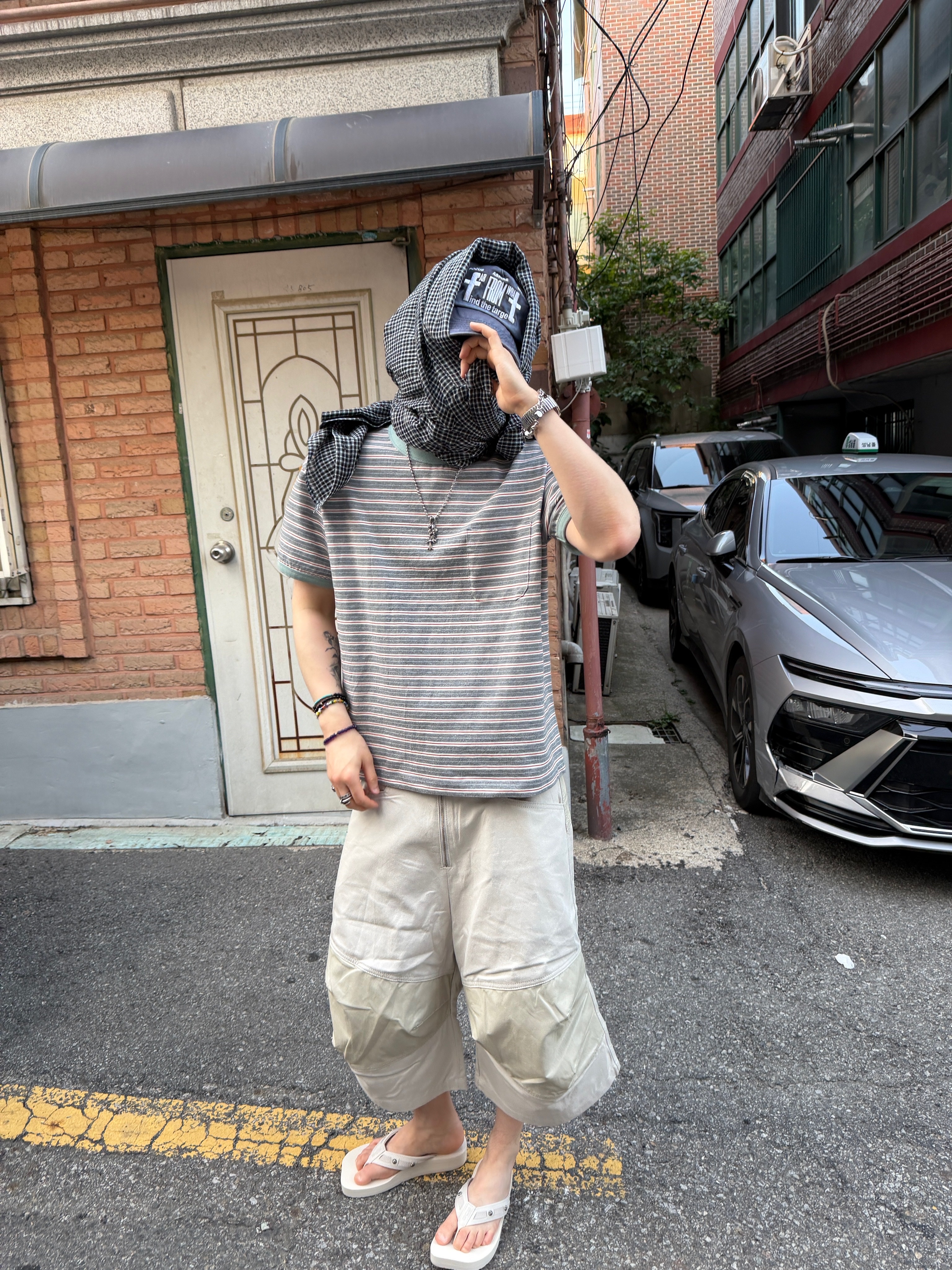 ROARINGRAD Layered Knee Bermuda Pants Beige, Nonnod Flexible Sheer Check Shirt Black 착용 스타일 - 5