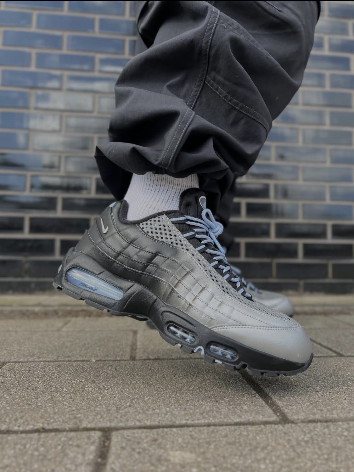 Nike x Palace Air Max 95 Metallic Silver Aluminum 착용 스타일 - 2