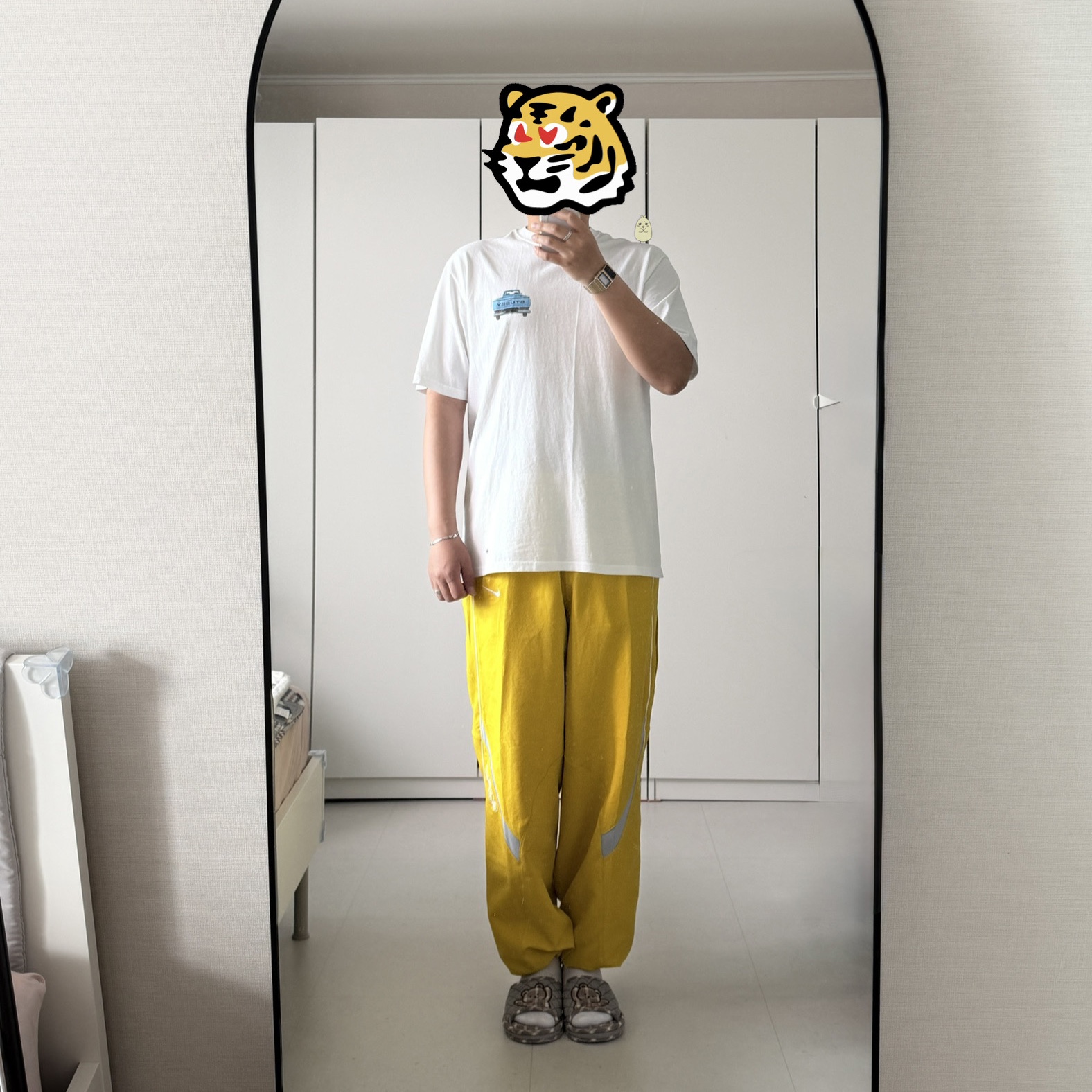 Stussy Pickup T-Shirt White, Supreme x Nike Track Pant Yellow - 25SS 착용 스타일 - 1
