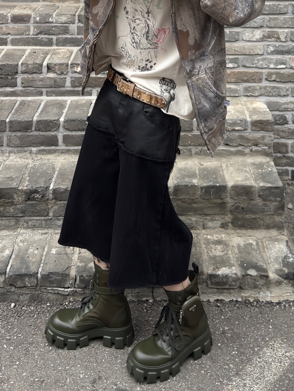 ROARINGRAD Layered Carbon Bermuda Denim Pants Black 착용 스타일 - 1