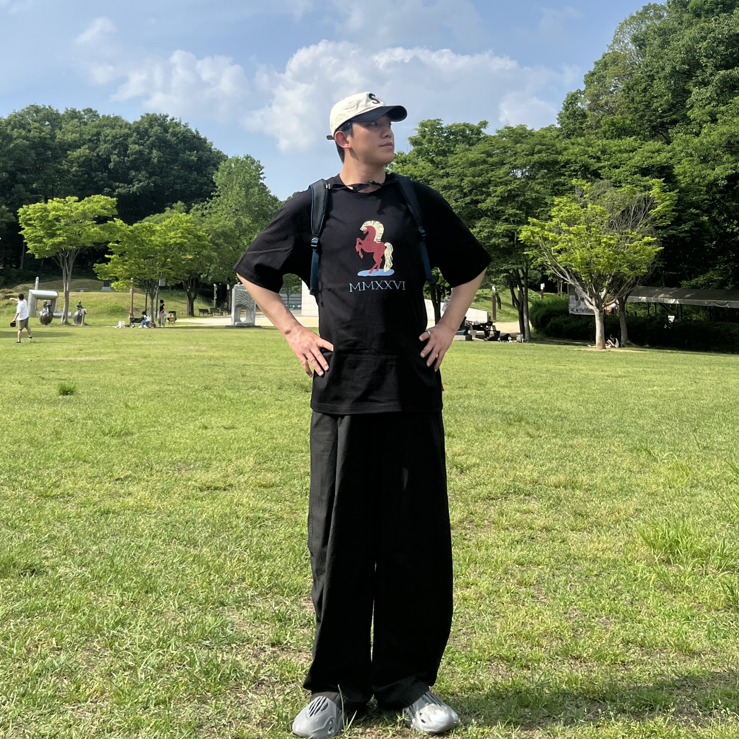 IAB Studio Red Horse T-Shirt Black, Supreme 2-Tone S Logo 6-Panel Stone - 24SS 착용 스타일 - 1