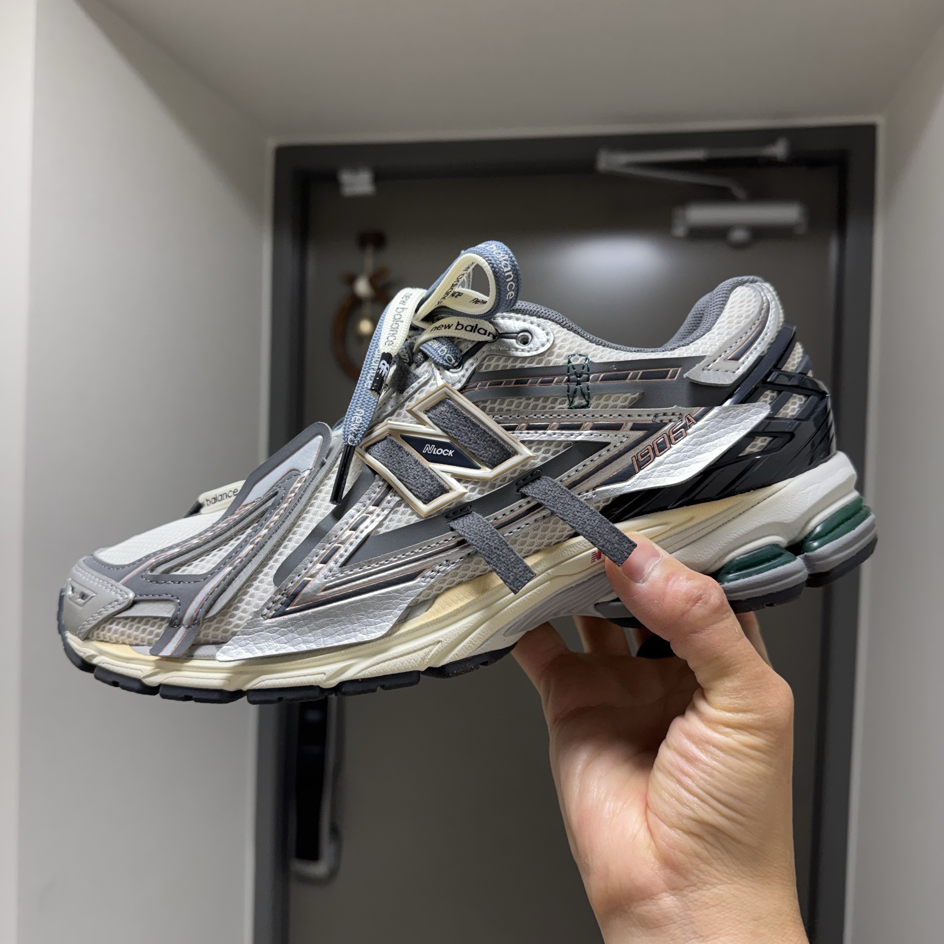 New Balance 1906A Silver Metallic Castlerock 착용 스타일 - 1