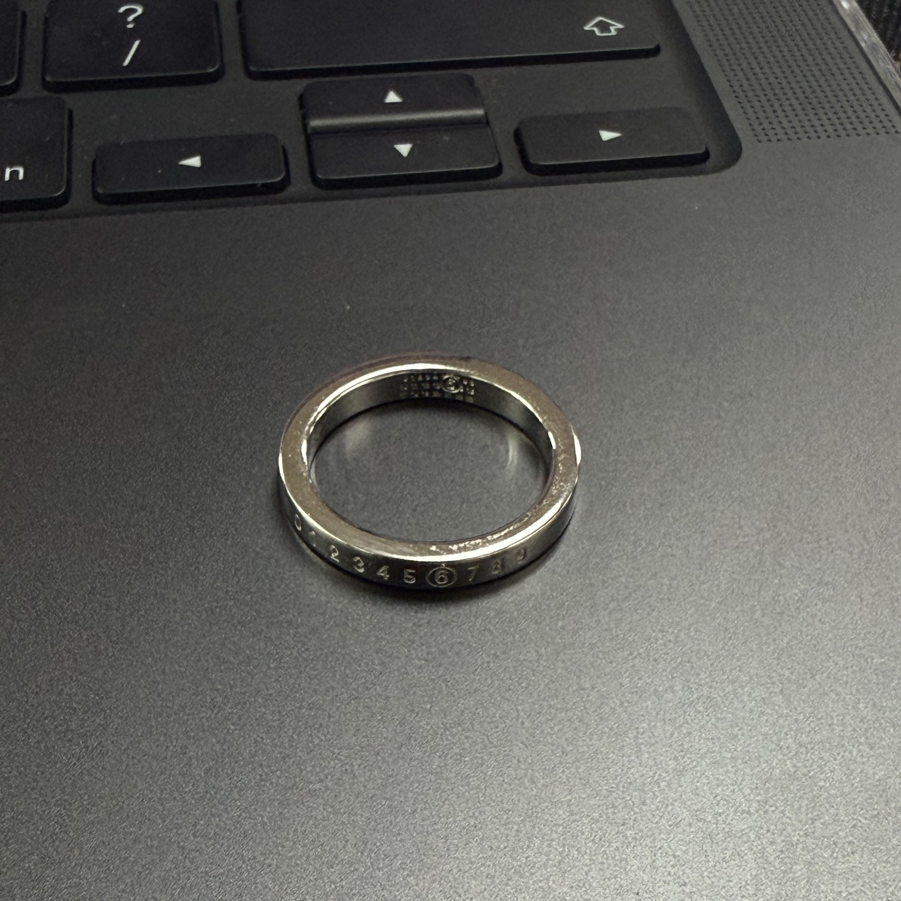 (W) MM6 Maison Margiela Numeric Minimal Signature Ring Silver Palladium 착용 스타일