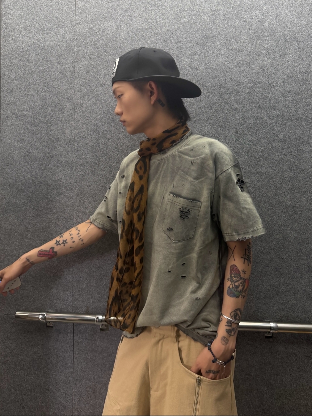 ROARINGRAD Washed Distressed T-Shirt Gray 착용 스타일 - 1