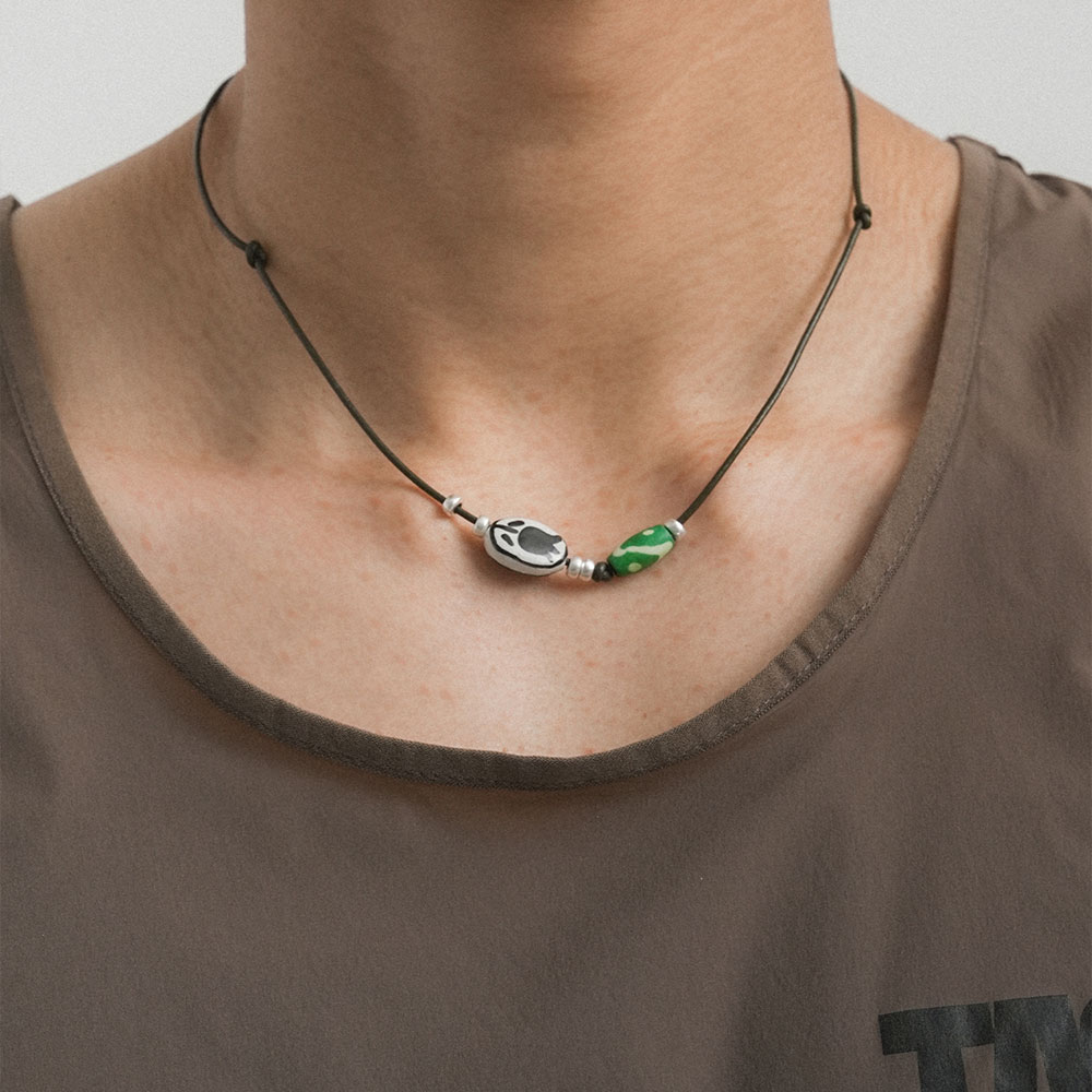 디아더생츄어리 웨이포인트 코드 목걸이 카키(THE ATHER SANCTUARY Waypoint Cord Necklace Khaki) - 3
