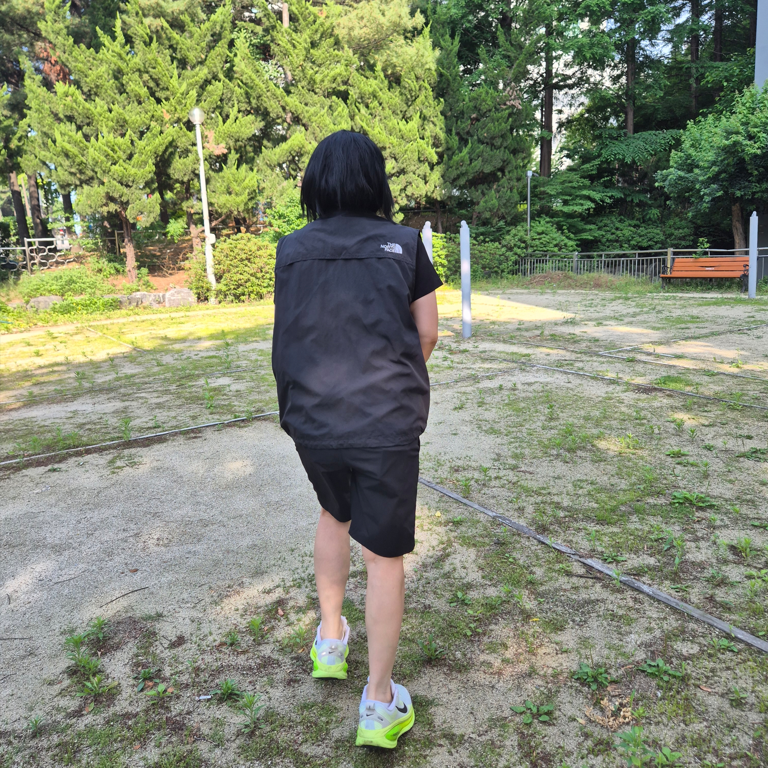 (W) Nike Vomero 18 White Electric Green, Nike Dri-Fit Challenger 7 Inch 2-In-1 Versatile Shorts Black - Asia 착용 스타일