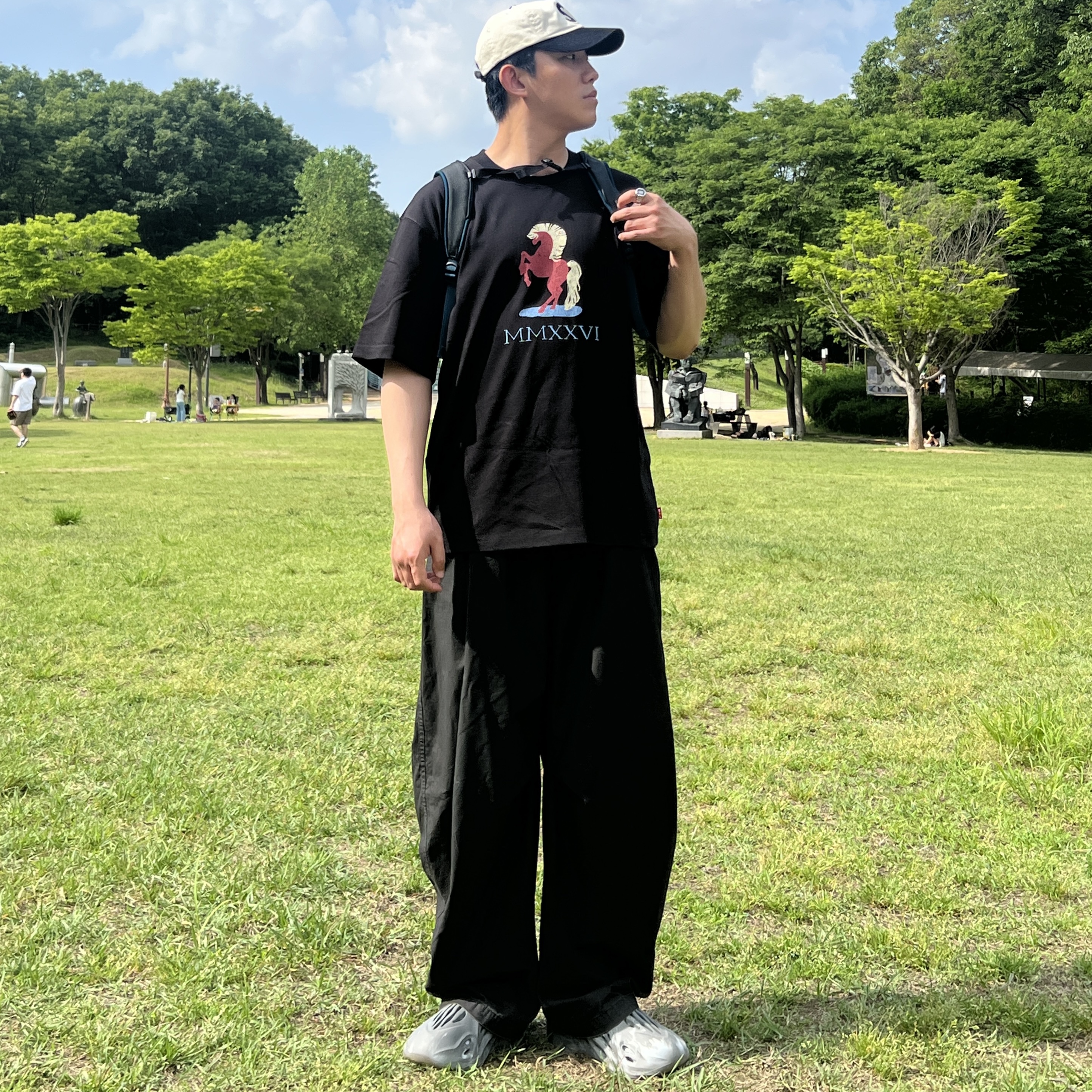 IAB Studio Red Horse T-Shirt Black, Supreme 2-Tone S Logo 6-Panel Stone - 24SS 착용 스타일 - 5