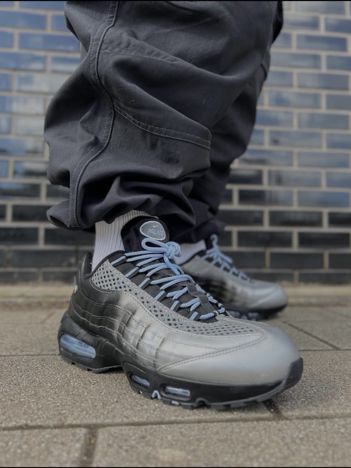 Nike x Palace Air Max 95 Metallic Silver Aluminum 착용 스타일 - 3