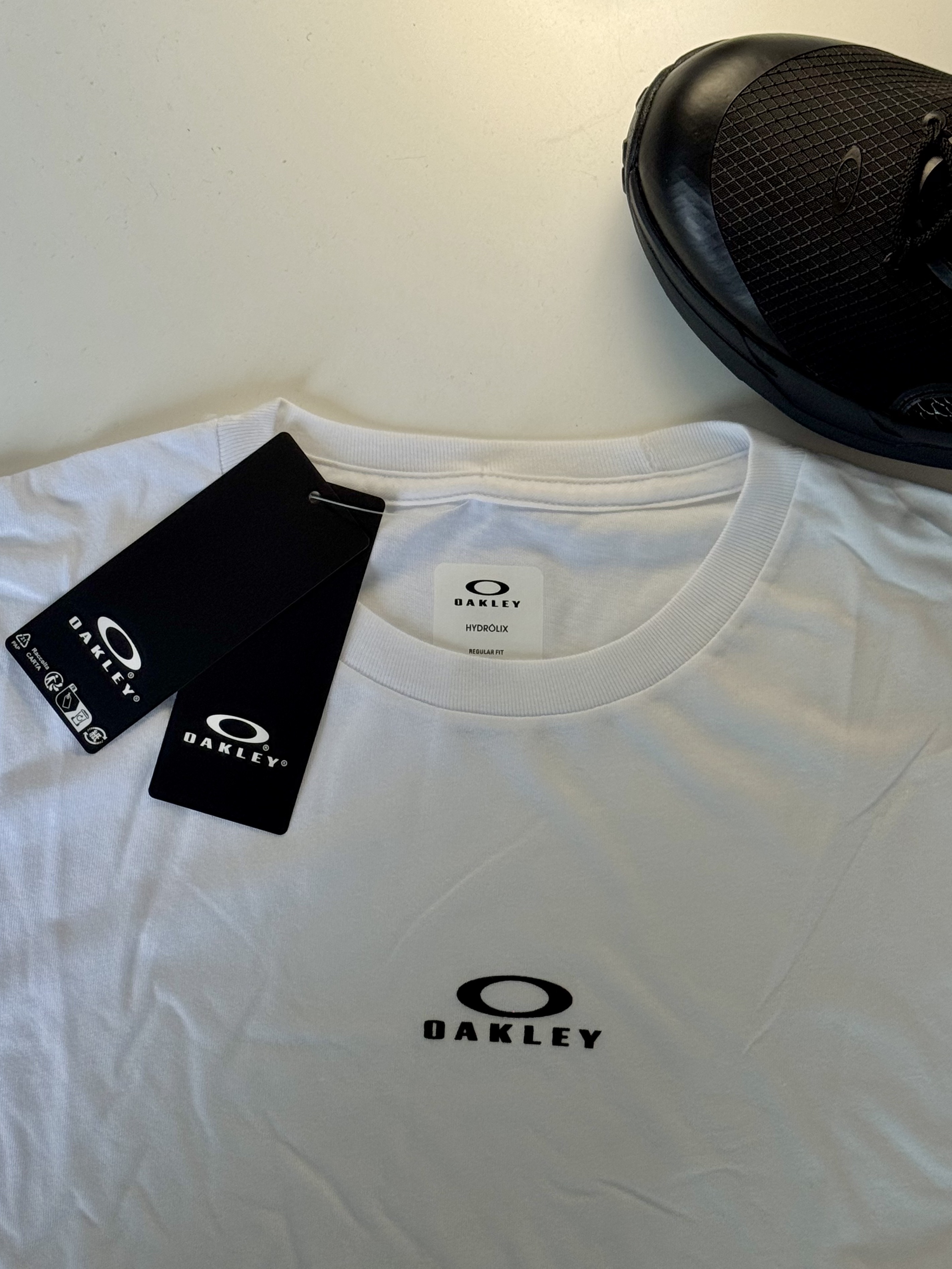Oakley Bark SS T-Shirt White, Oakley Bark SS T-Shirt Blackout 착용 스타일 - 3