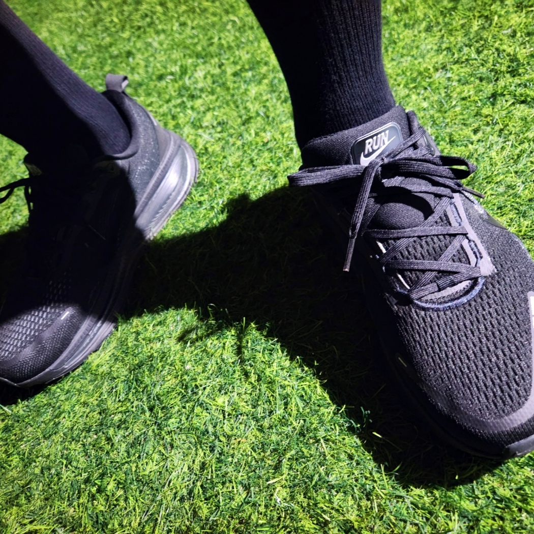Nike Vomero 18 Black Dark Smoke Grey 착용 스타일 - 2
