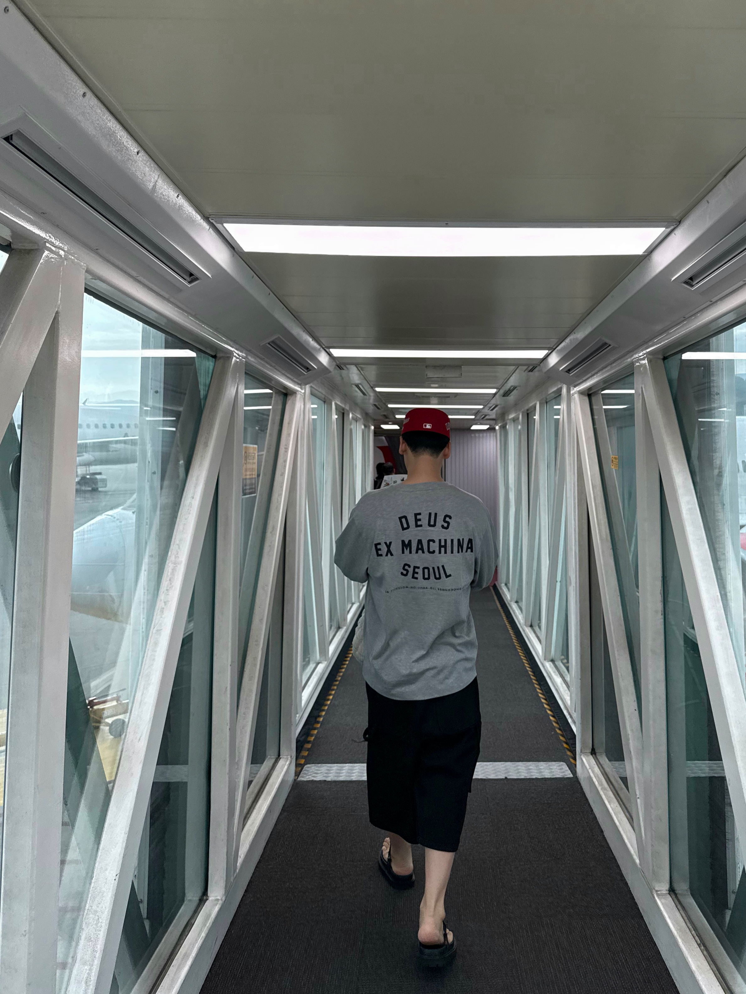 Deus Ex Machina Seoul College Long Sleeve T-Shirt Grey Marle, MJD Wide Carpenter Bermuda Shorts Black 착용 스타일