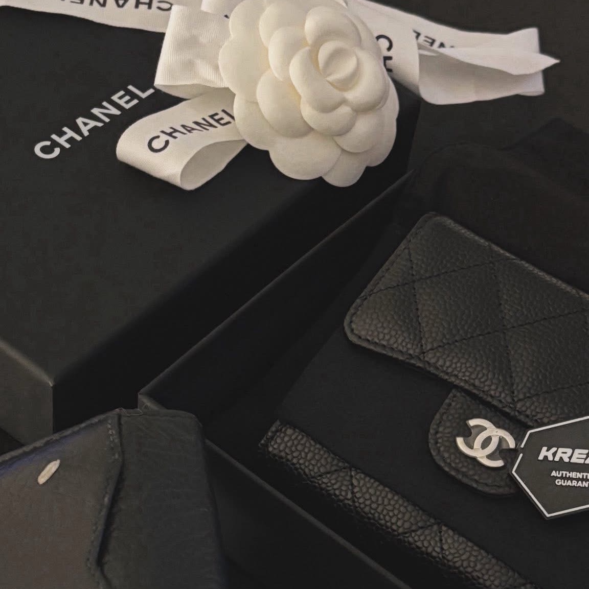 Chanel Small Classic Flap Wallet Grained Calfskin & Silver Black 착용 스타일