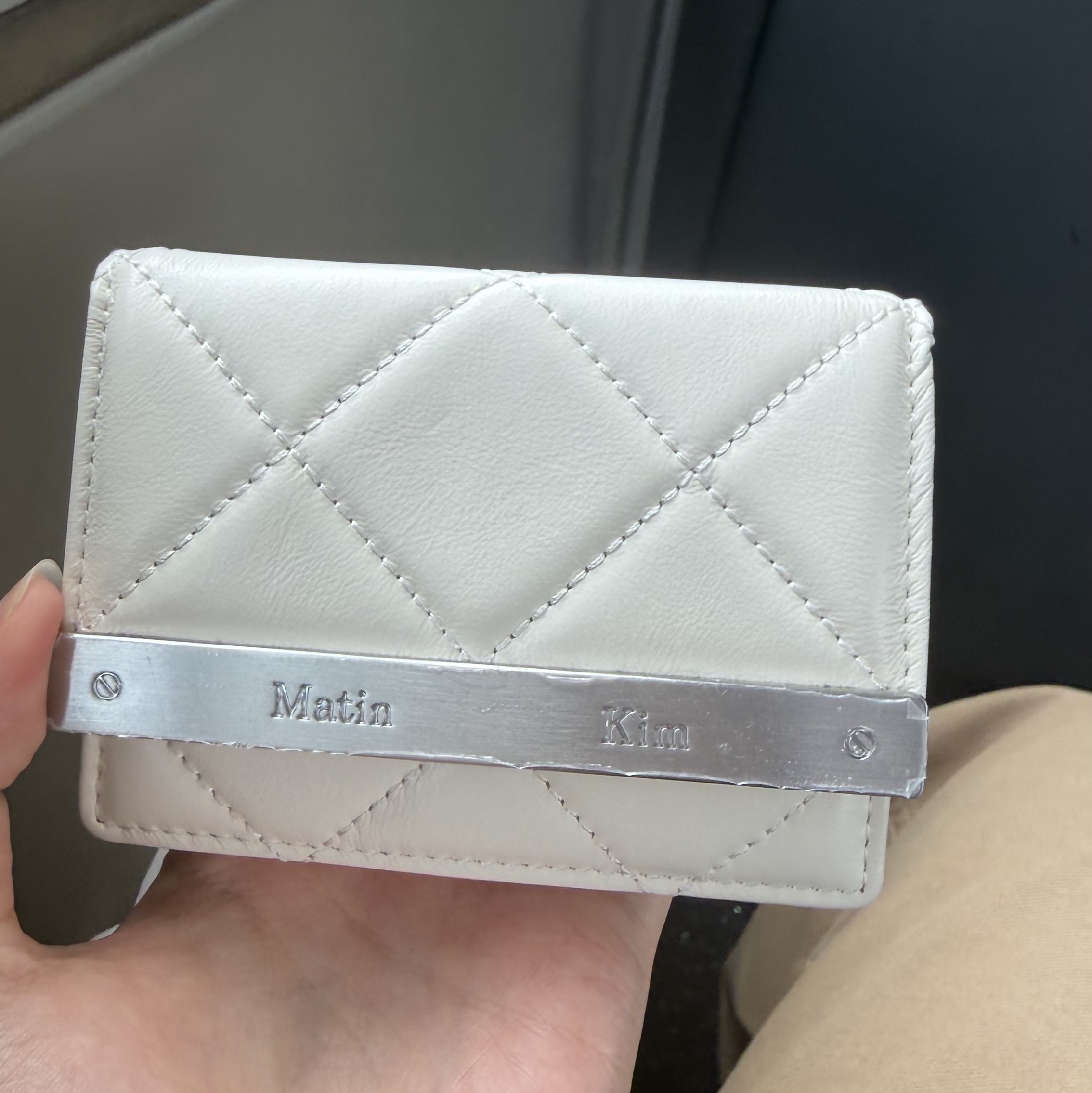 Matin Kim Puff Quilt Wallet In Ivory 착용 스타일
