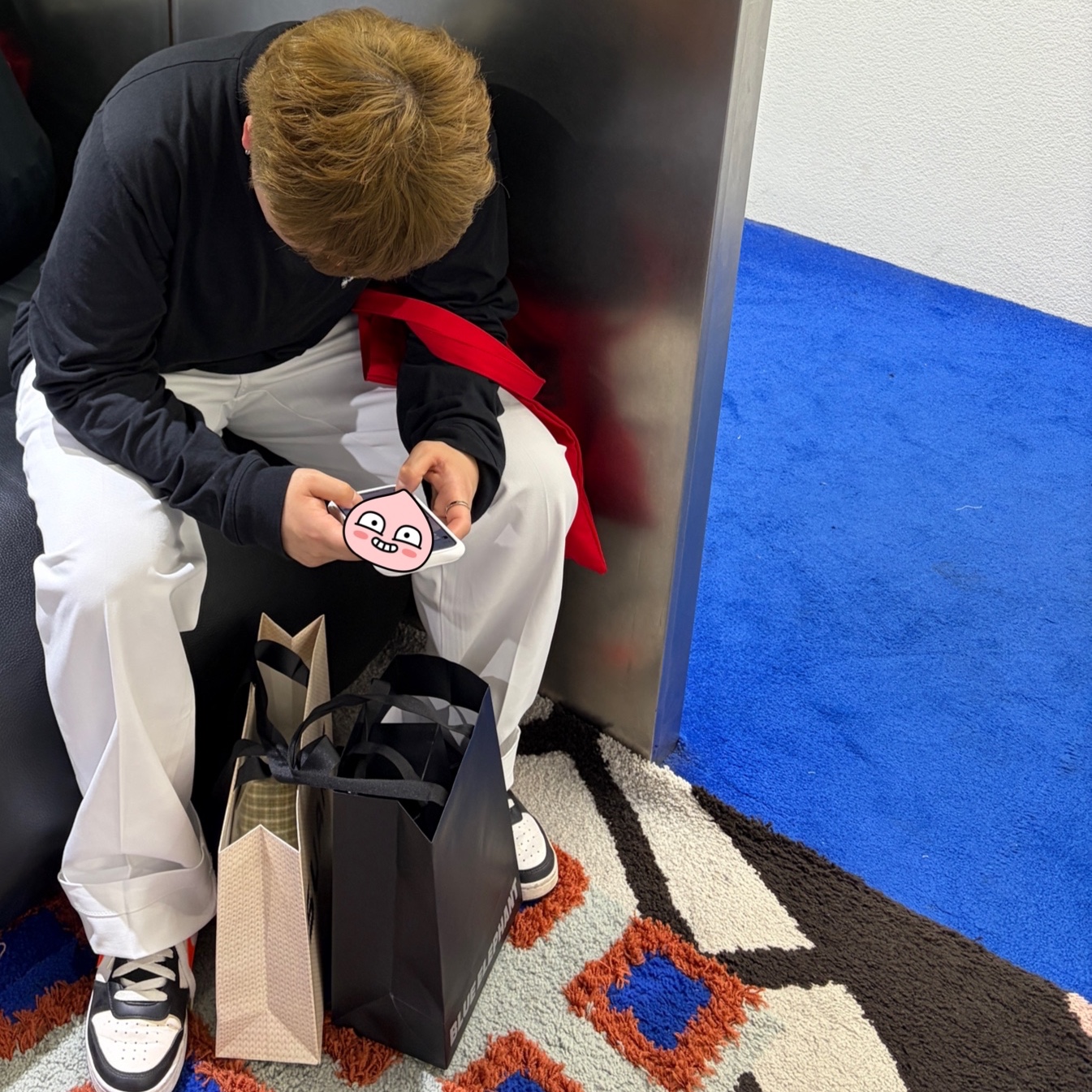 Arc'teryx Kragg SL Cotton Bird Tile LS Shirt Black Arctic Silk, Berlin Photobook Distribution 002 Bag Red 착용 스타일 - 2