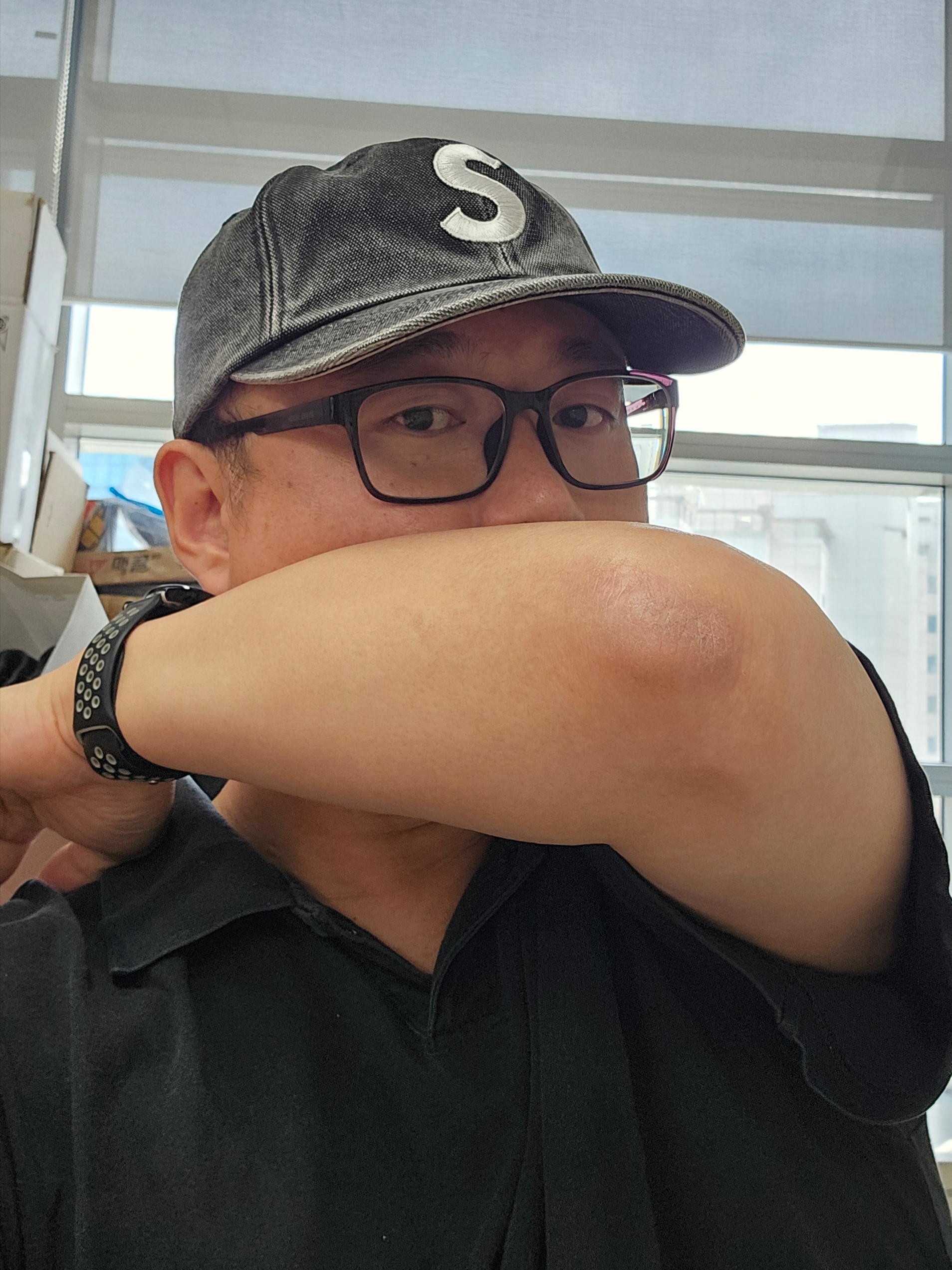 Supreme Pigment Coated S Logo 6-Panel Black - 26SS, Essentials Short Sleeve Polo Black - 21SS 착용 스타일