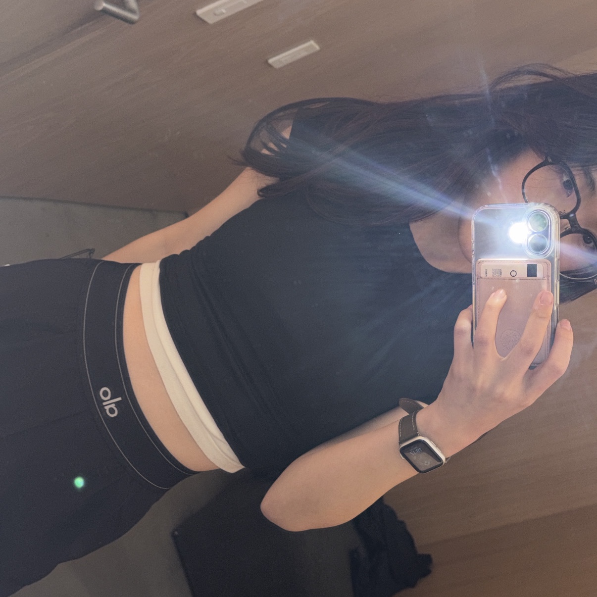 (W) Alo Yoga Regular Suit Up Trousers Black, (W) Alo Yoga Seamless Ribbed Cropped Serene Short Sleeve Black 착용 스타일