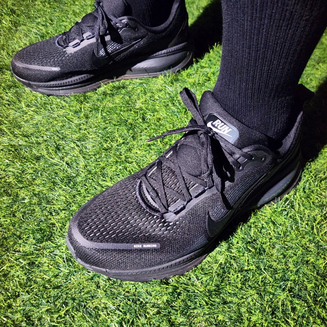 Nike Vomero 18 Black Dark Smoke Grey 착용 스타일 - 3