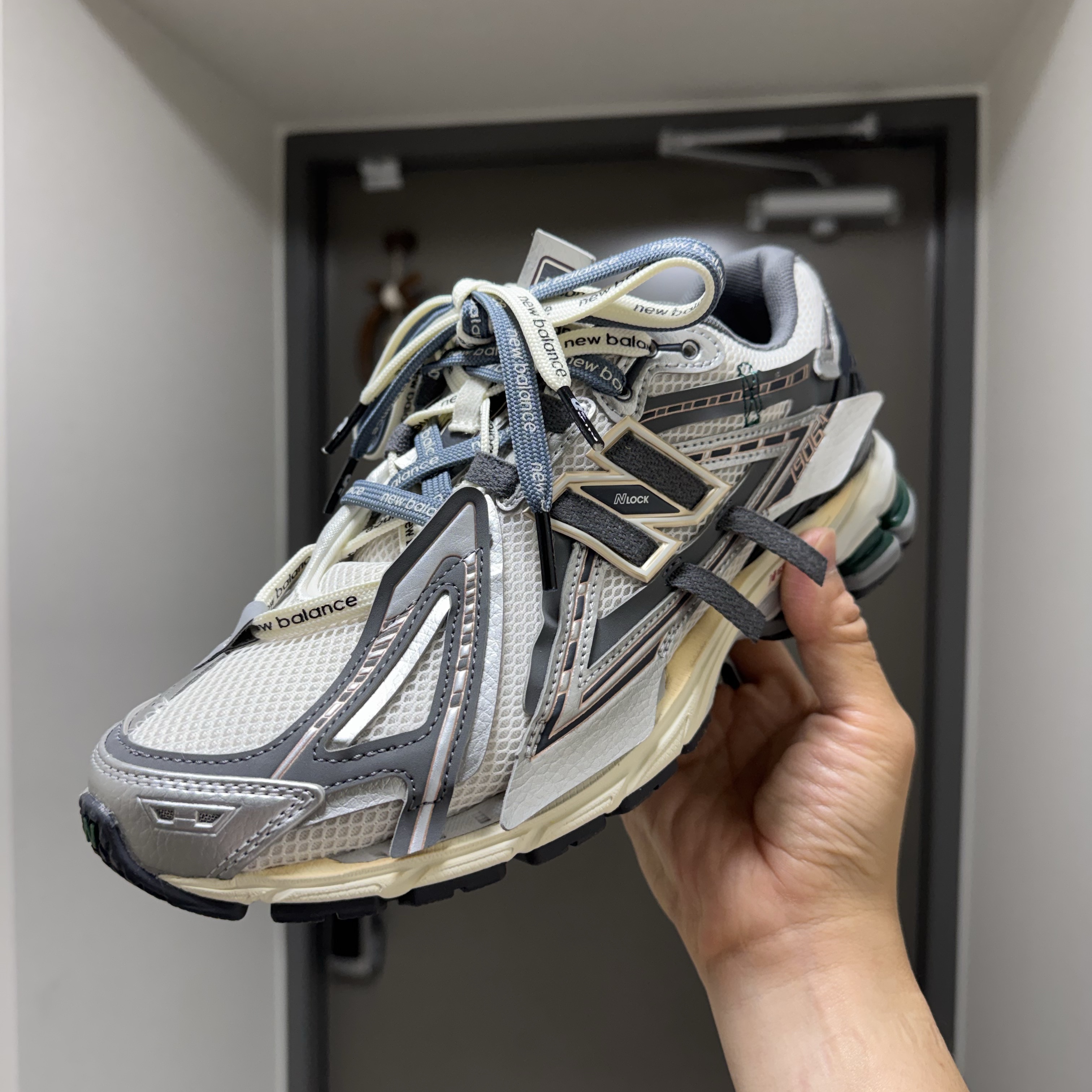 New Balance 1906A Silver Metallic Castlerock 착용 스타일 - 2
