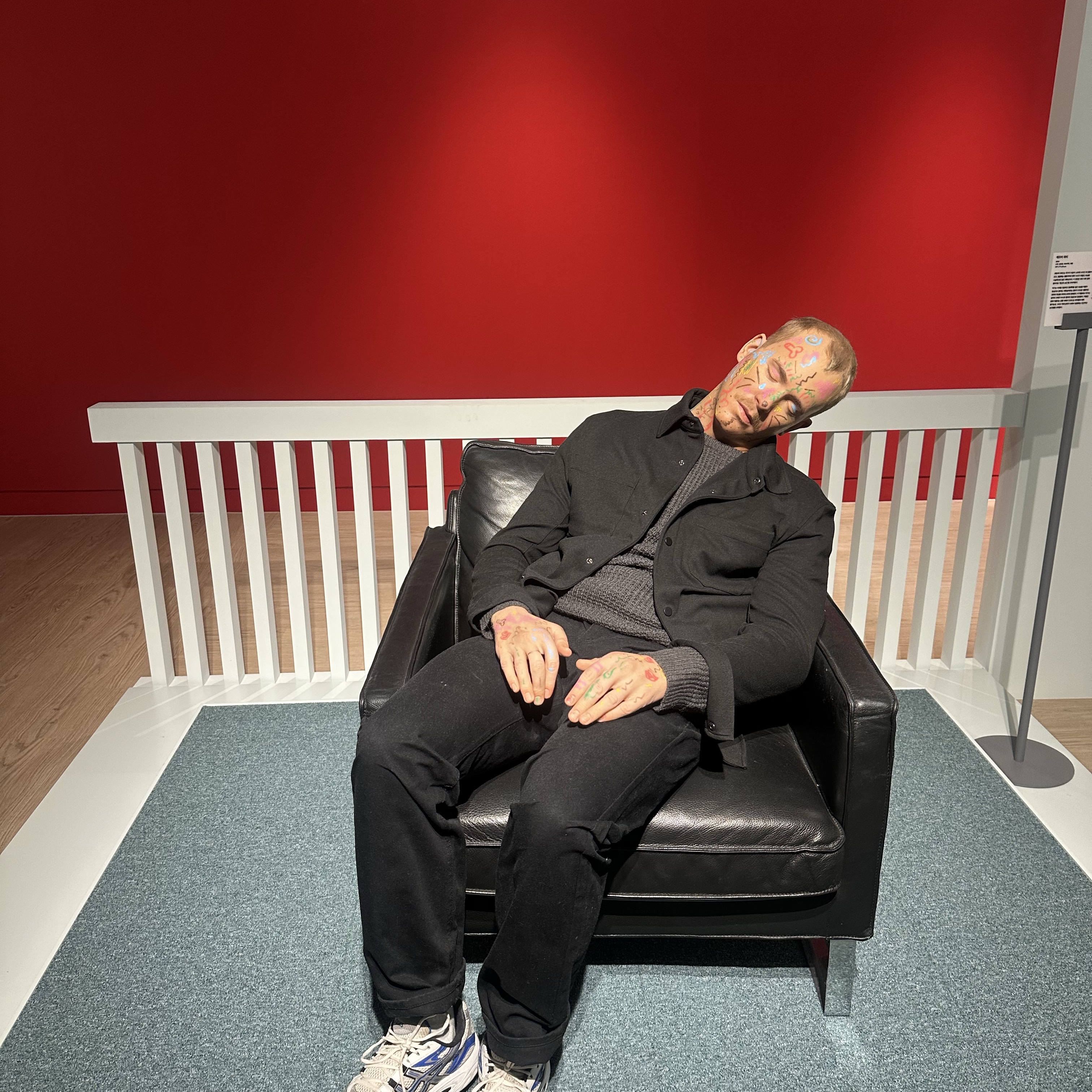 MAX SIEDENTOPF Solo Exhibition 1인권 착용 스타일 - 3