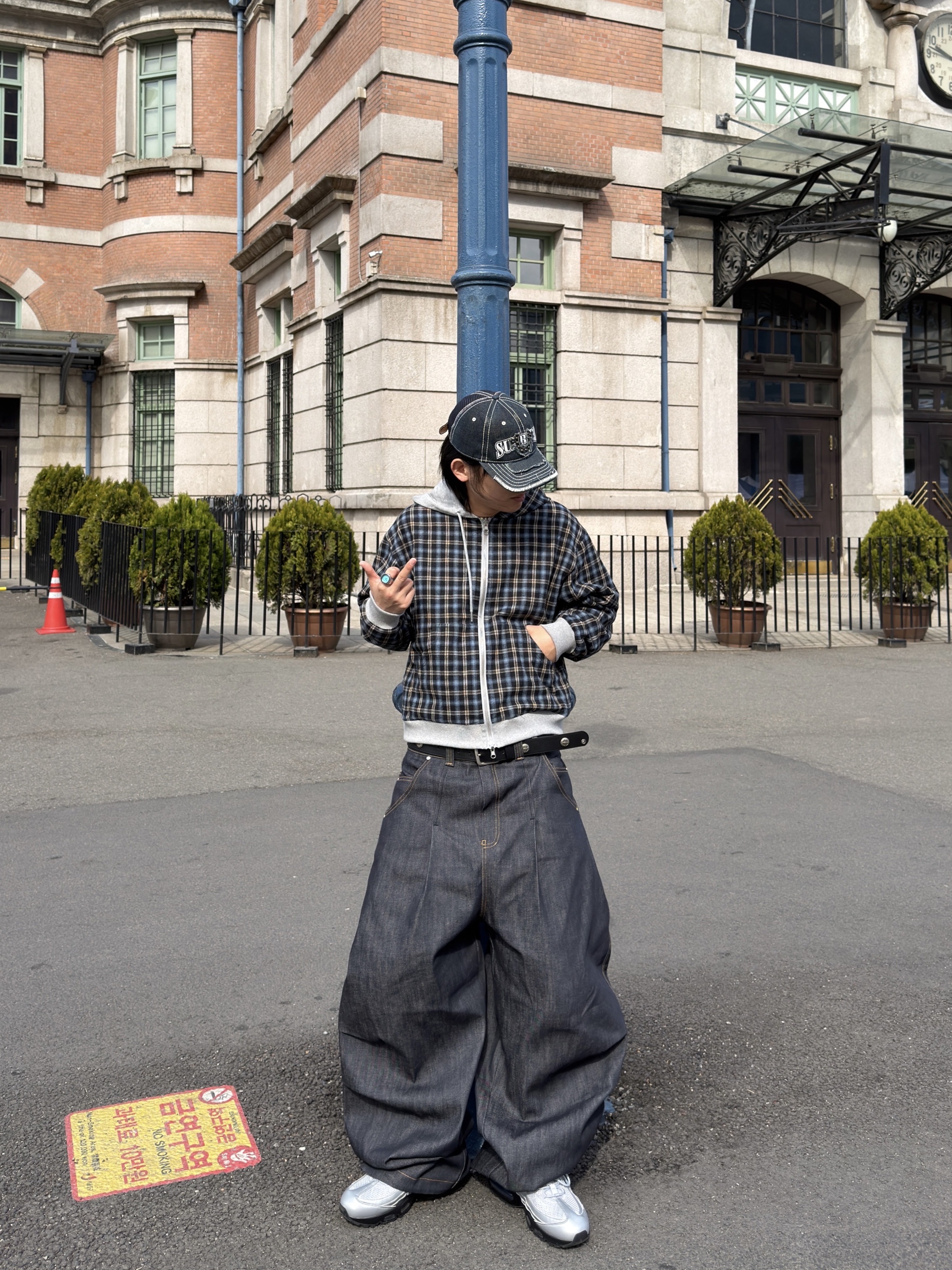 Nike Air Max 95 Big Bubble Total 90 Metallic Silver Black, Supreme x True Religion Mesh Back 6-Panel Dirty Indigo - 25FW 착용 스타일 - 3