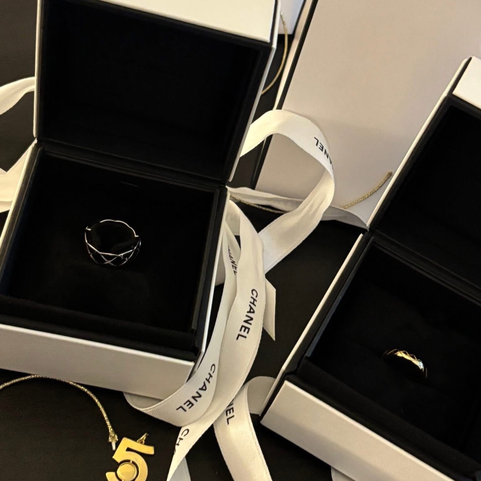 Chanel Coco Crush Ring Quilted Motif Small & 18K White Gold, Chanel Coco Crush Ring Quilted Motif Mini & 18K Yellow Gold 착용 스타일